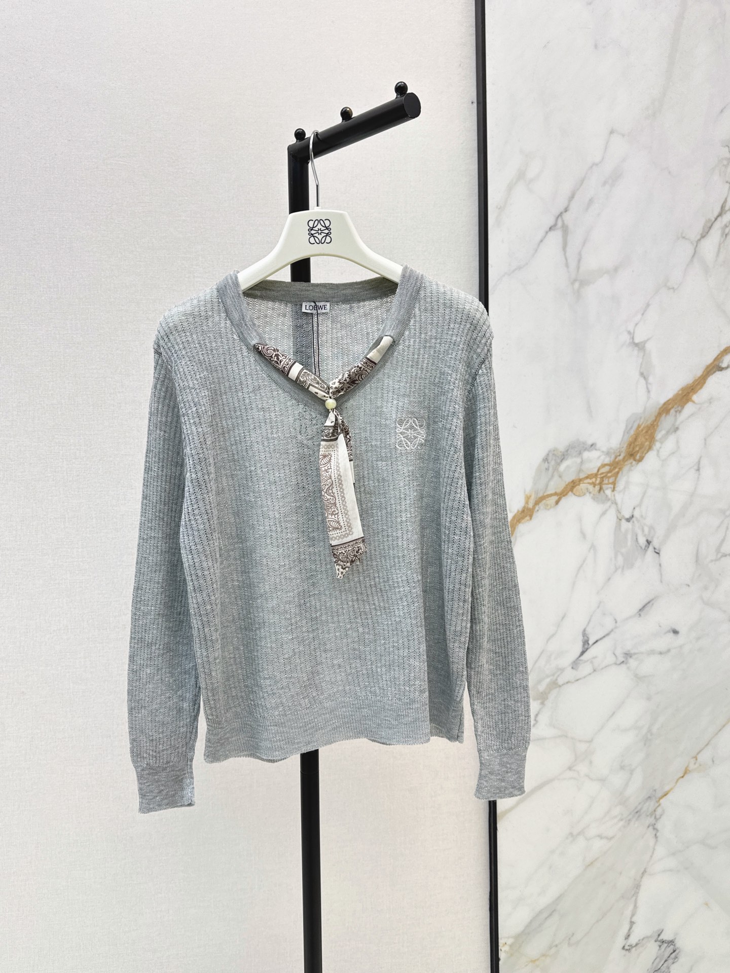NO:925810,Loe 26Ss - the latest early autumn long-sleeved sweater decorated with silk scarves and ribbons. Made of wool. Soft, skin-friendly and breathable. Simple round neck + brand embroidery on the chest. Low-key and recognizable. The cut is loose and can be worn alone or inside. It is versatile with skirts and pants. It is easy to switch styles. It can be easily controlled for daily commuting and leisure. Two colors sml,, loewe, skirts,19860909Loe 26Ss————早秋最新款丝巾飘带装饰长袖针织衫羊毛材质 柔软亲肤又透气 简约圆领+胸前品牌刺绣 低调有辨识度 剪裁宽松单穿或内搭都OK 搭配裙子裤子都很百搭 轻松切换风格 日常通勤休闲都能轻松驾驭～～两色 sml,,loewe,skirts,,Women's clothing