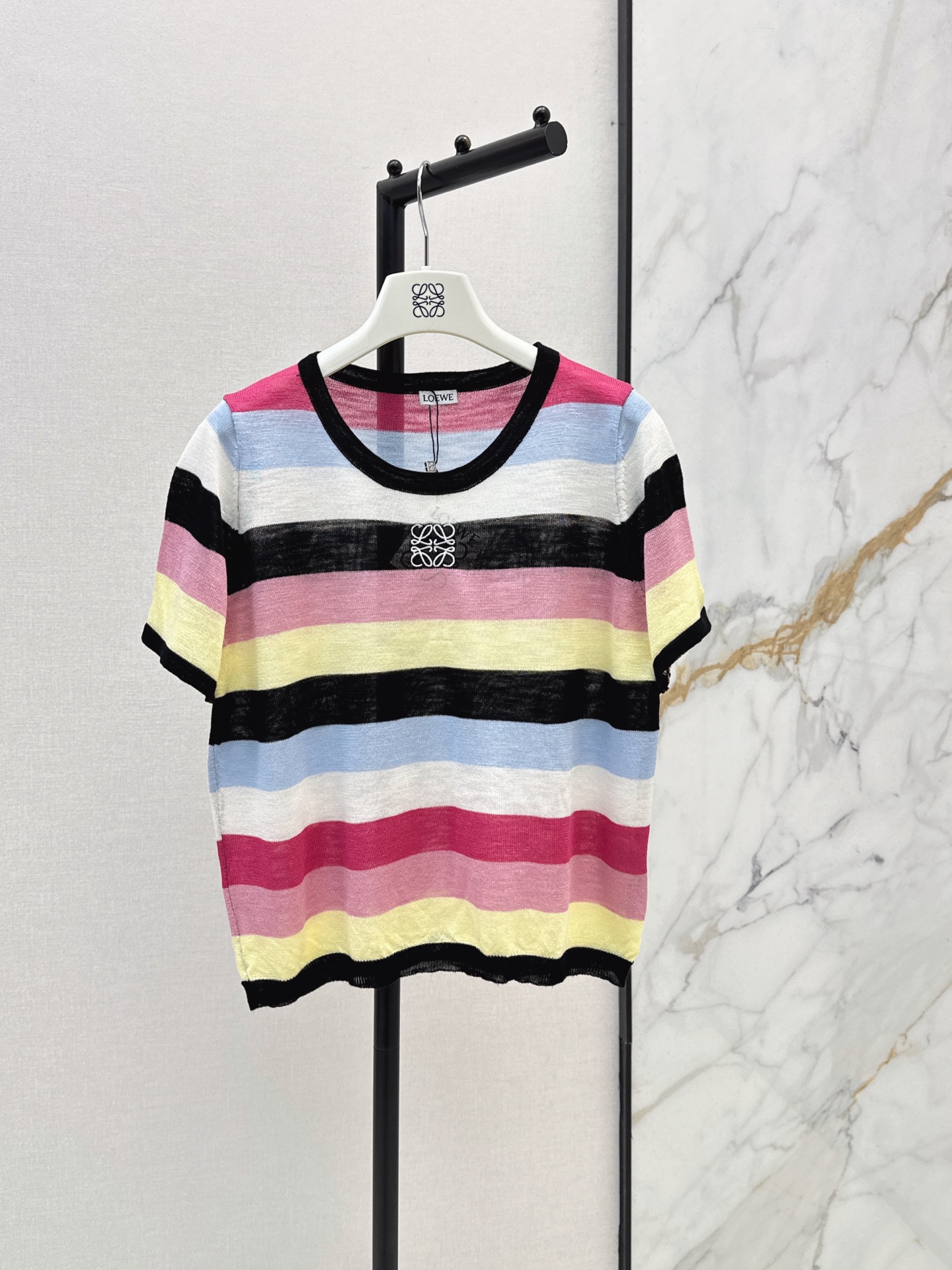 NO:925802,Loe 26Ss————The latest colorful striped round neck short-sleeved sweater for spring and summer. Made of wool. Soft, skin-friendly and breathable. Simple round neck + brand embroidery on the chest. Low-key and recognizable. The cut is loose and can be worn alone or inside. It is versatile with skirts and pants. It is easy to switch styles. It can be easily controlled for daily commuting and leisure. Two colors sml, loewe, skirts, T-shirt,19860909Loe 26Ss————春夏最新款彩色条纹圆领短袖针织衫羊毛材质 柔软亲肤又透气 简约圆领+胸前品牌刺绣 低调有辨识度 剪裁宽松单穿或内搭都OK 搭配裙子裤子都很百搭 轻松切换风格 日常通勤休闲都能轻松驾驭～～两色sml,,loewe,skirts,T-shirt,,Women's clothing