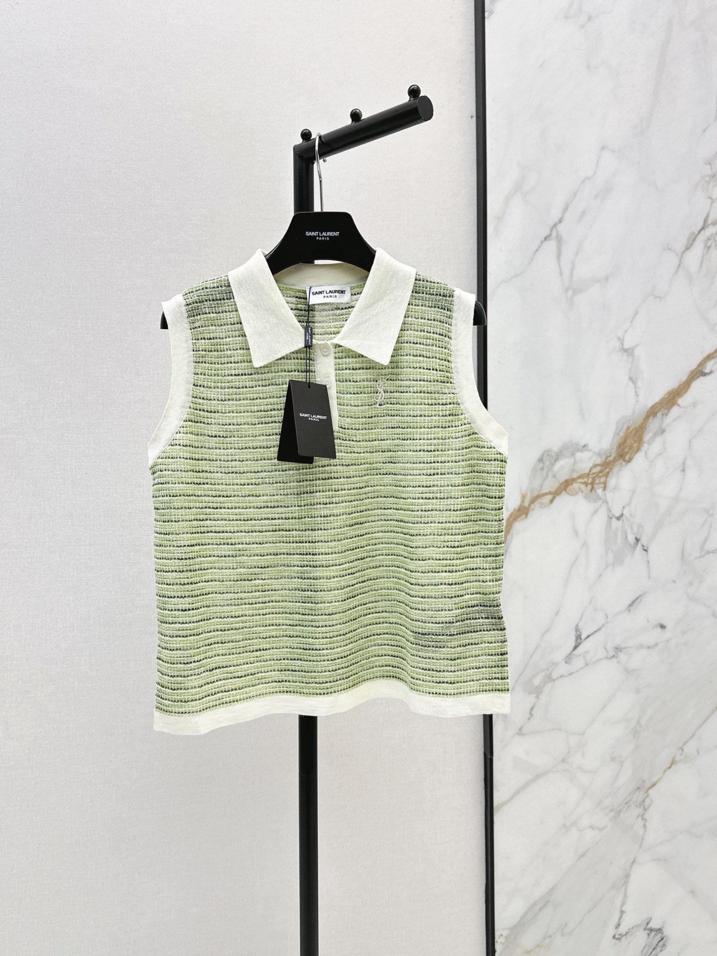 NO:925792,200SL 26Ss————The latest contrasting lapel sleeveless sweater for spring and summer. Made of wool. Soft, skin-friendly and breathable. Simple round neck + brand embroidery on the chest. Low-key and recognizable. The cut is loose and can be worn alone or inside. It is versatile with skirts and pants. It is easy to switch styles. It can be easily controlled for daily commuting and leisure~~One color sml,,loro piana,skirts,19860909200SL 26Ss————春夏最新款撞色翻领无袖针织衫羊毛材质 柔软亲肤又透气 简约圆领+胸前品牌刺绣 低调有辨识度 剪裁宽松单穿或内搭都OK 搭配裙子裤子都很百搭 轻松切换风格 日常通勤休闲都能轻松驾驭～～一色sml,,loro piana,skirts,,Women's clothing