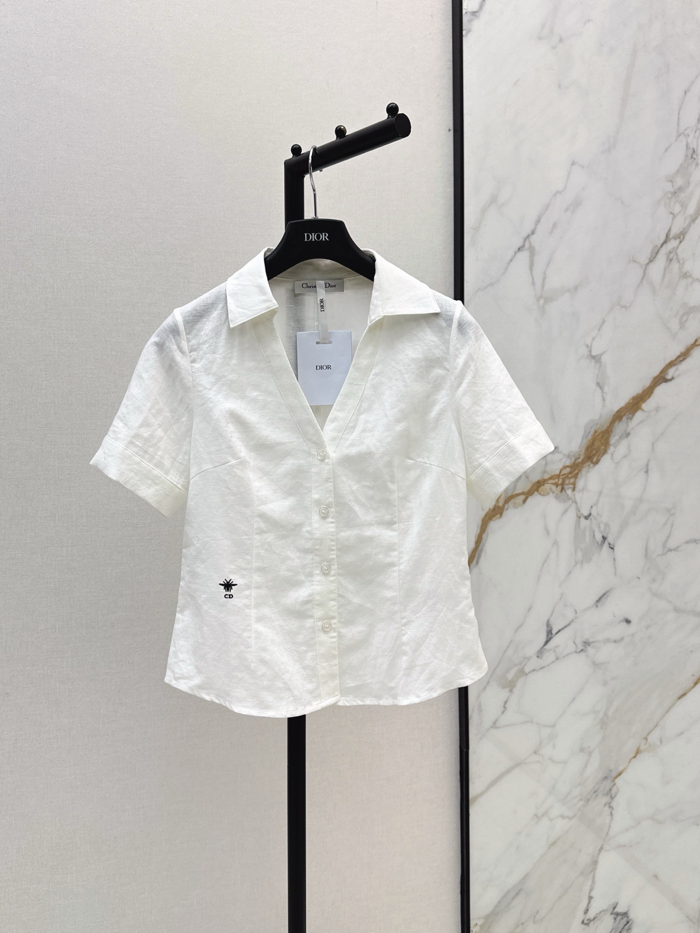 NO:925775,CD 26Ss - the latest spring and summer style French minimalist and gentle style short-sleeved linen waist shirt. The classic lapel placket naturally forms a V-neck to modify the neck line. The overall design is simple and clean. The waist is slim and tailored to easily create a sense of shape and a slim waist. There are embroidered bees on the side of the body, low-key and exquisite. Two gentle colors of white + light nude apricot are available. Two-color sml, shirts, T-shirt,19860909CD 26Ss———春夏最新款法式极简温柔气质风短袖亚麻收腰衬衫 经典翻领门襟自然形成V领修饰脖颈线条 整体简约干净 收腰修身剪裁版型轻松穿出造型感和小蛮腰 衣身侧边有刺绣小蜜蜂低调又精致 本白+浅裸杏两个温柔色系可选 两色sml,,shirts,T-shirt,,Women's clothing