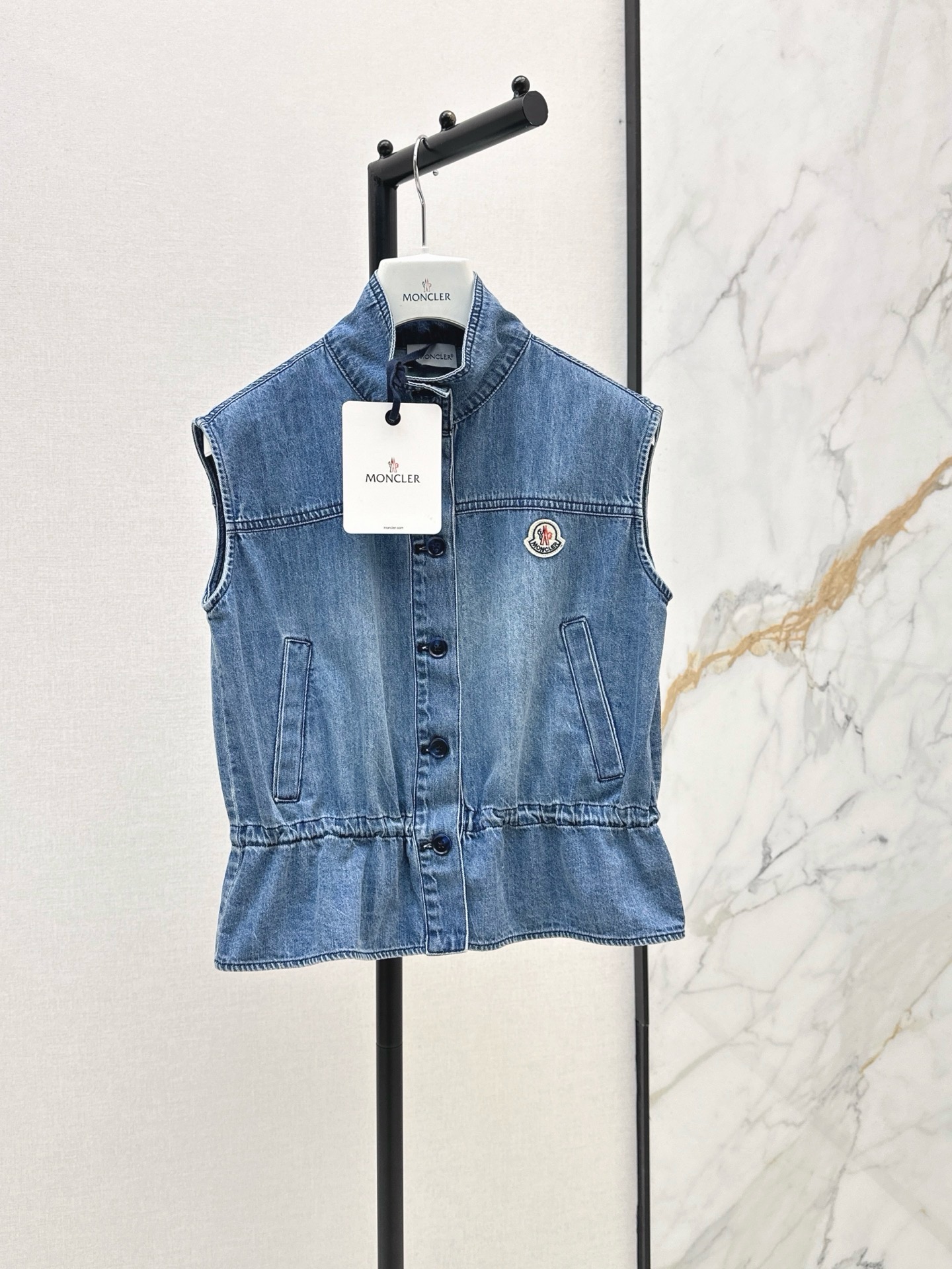 NO:925766,Fashionable items are coming. Mc 26Ss - the latest spring and summer sleeveless light blue denim vest with classic logo logo decoration. Made of Tencel denim fabric imported from Austria. It feels very soft and delicate. It looks great in real life. The drawstring waist design allows for an easy concave shape. One color sml,,19860909时髦单品来袭 Mc 26Ss————春夏最新款经典logo徽标装饰无袖浅蓝色牛仔马甲采用了奥地利进口的天丝牛仔面料 手感非常软糯细腻 实物巨好看 抽绳收腰设计轻松凹造型 一色sml,,,Women's clothing