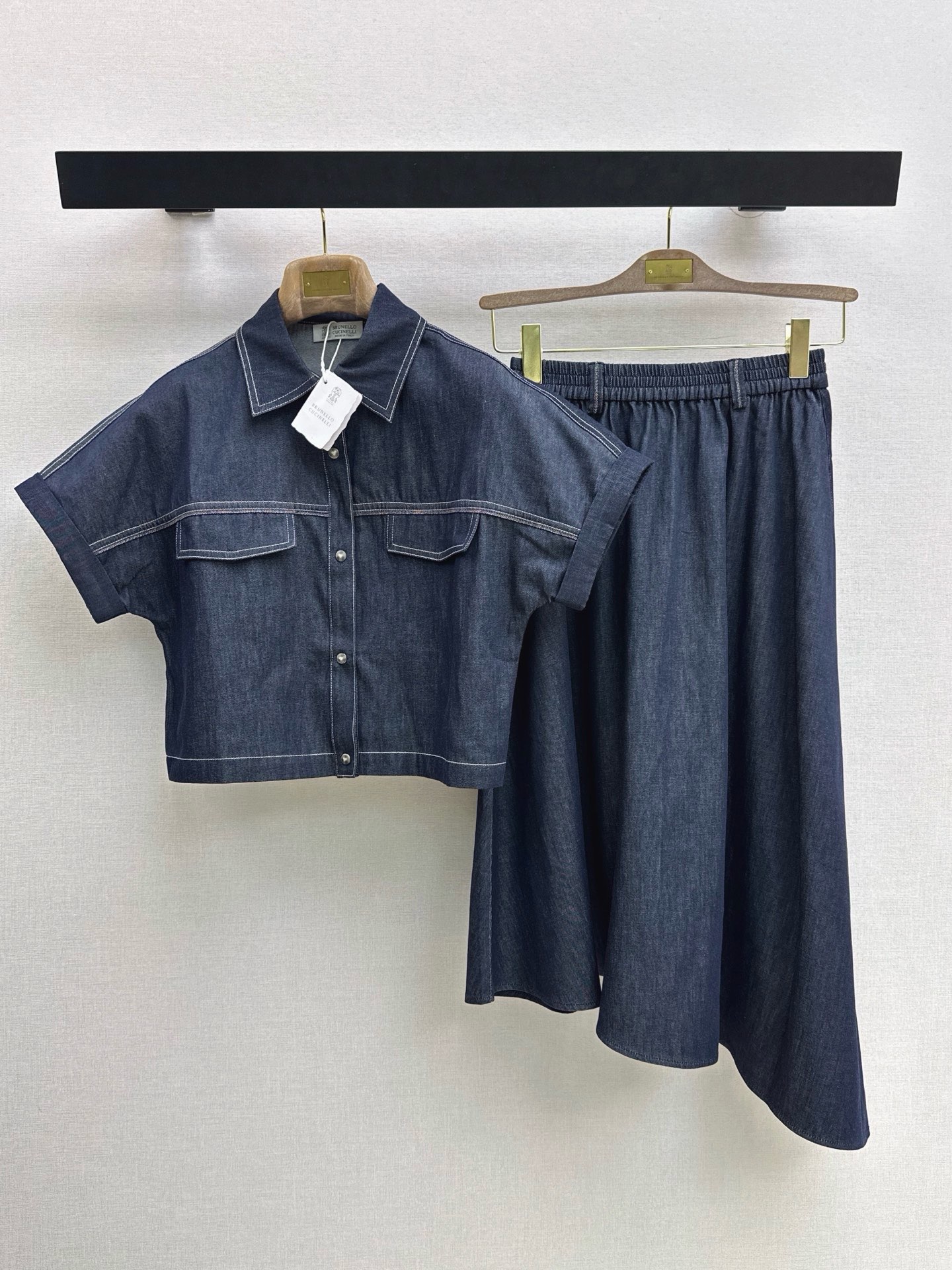 NO:925756,Bc 26Ss - the latest retro casual Tencel denim denim suit for spring and summer. Lapel short-sleeved shirt + asymmetrical tailoring design mid-length skirt. Heavy craftsmanship pockets with beaded chain edges and topstitching contrasting color lines to outline the overall three-dimensional look. Imported denim fabrics with customized active washing technology for the upper body. The version is not picky, versatile and fashionable. The upper body is super slim. Suitable for simple commuting and daily outings. One color sml, skirts, shirts, T-shirt,19860909Bc 26Ss———春夏最新款复古休闲天丝丹宁牛仔套装 翻领短袖衬衫+不对称剪裁设计中长半裙 重工艺口袋定珠链边装饰搭配明线撞色走线勾勒整体立体感 进口牛仔面料定制活性洗水工艺上身A爆啦 版型不挑人百搭又时髦上身超显瘦 简约通勤日常出游都适配 一色sml,,skirts,shirts,T-shirt,,Women's clothing
