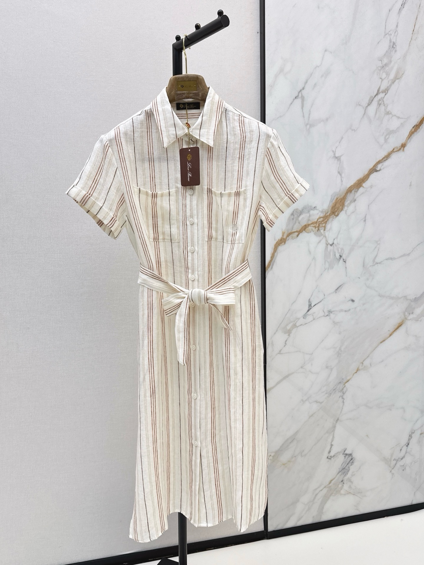 NO:925747,Casual old money style outfit LP 26Ss——Latest spring and summer vertical striped linen shirt short-sleeved dress with logo embroidery embellishment Side slit design Classic lace-up version for a lazy and casual elegant piece Imported yarn-dyed striped linen fabric has a great texture One color sml,,loro piana,skirts,shirts,T-shirt,19860909休闲老钱风穿搭 LP 26Ss————春夏最新款竖条纹亚麻衬衫短袖连衣裙徽标刺绣点缀 侧面开叉设计 经典系带版型演绎慵懒随性的优雅单品 进口色织条纹亚麻面料质感超赞 一色sml,,loro piana,skirts,shirts,T-shirt,,Women's clothing
