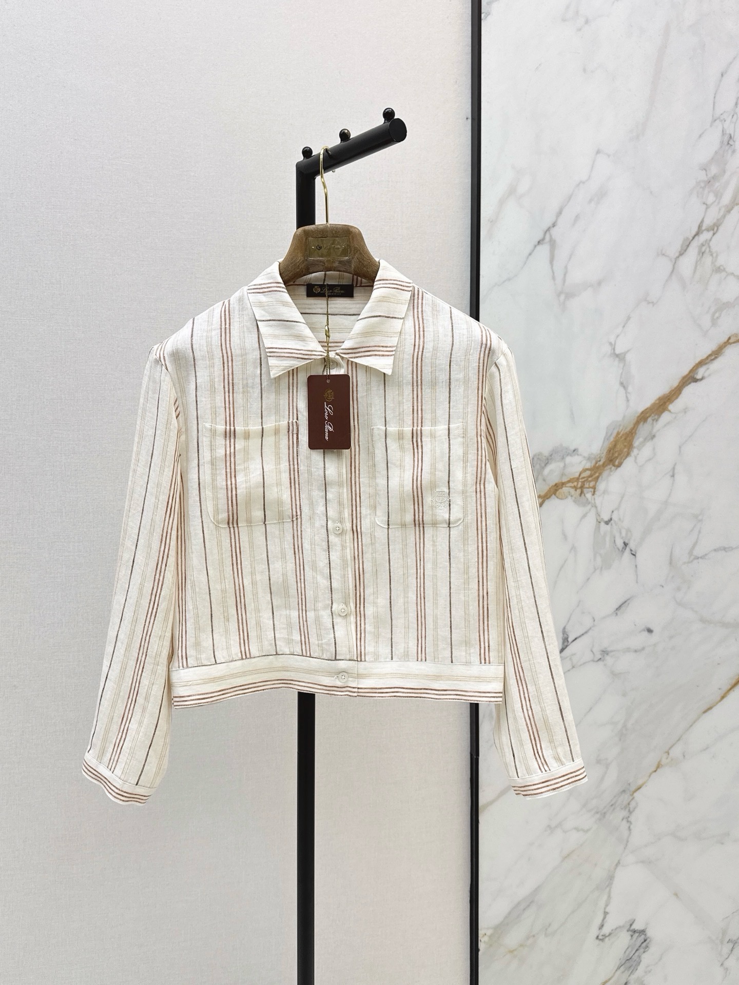 NO:925737,Casual old money style outfit LP 26Ss——Latest spring and summer vertical striped linen shirt jacket coat logo embroidery embellishment pockets Classic H short version is versatile and not picky Handsome and casual elegant item Imported yarn-dyed striped linen fabric has a great texture One color sml,,loro piana,jackets & coats,jackets & coats,shirts,19860909休闲老钱风穿搭 LP 26Ss————春夏最新款竖条纹亚麻衬衫夹克外套徽标刺绣点缀口袋 经典H短款版型百搭不挑人 帅气随性的优雅单品 进口色织条纹亚麻面料质感超赞 一色sml,,loro piana,jackets & coats,jackets & coats,shirts,,Women's clothing