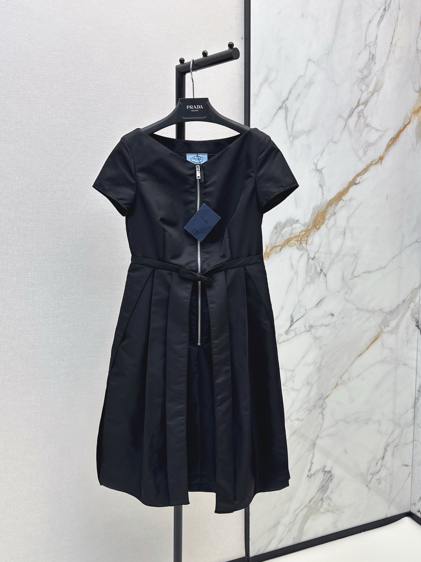 NO:925725,PD 26Ss——Early Autumn’s latest nylon butterfly end waist dress with zippered layered pleat design. A-line skirt, versatile and easy to match. The upper body looks slimmer. Age-reducing, handsome, sweet and cool style. Original customized five-metal accessories. One-color sml,,skirts,19860909PD 26Ss————早秋最新款尼龙蝴蝶结束腰连衣裙拉链式层次压褶设计 A字裙摆版型百搭不挑人上身巨显瘦 减龄帅气甜酷风 原版定制五金属配件 一色sml,,skirts,,Women's clothing