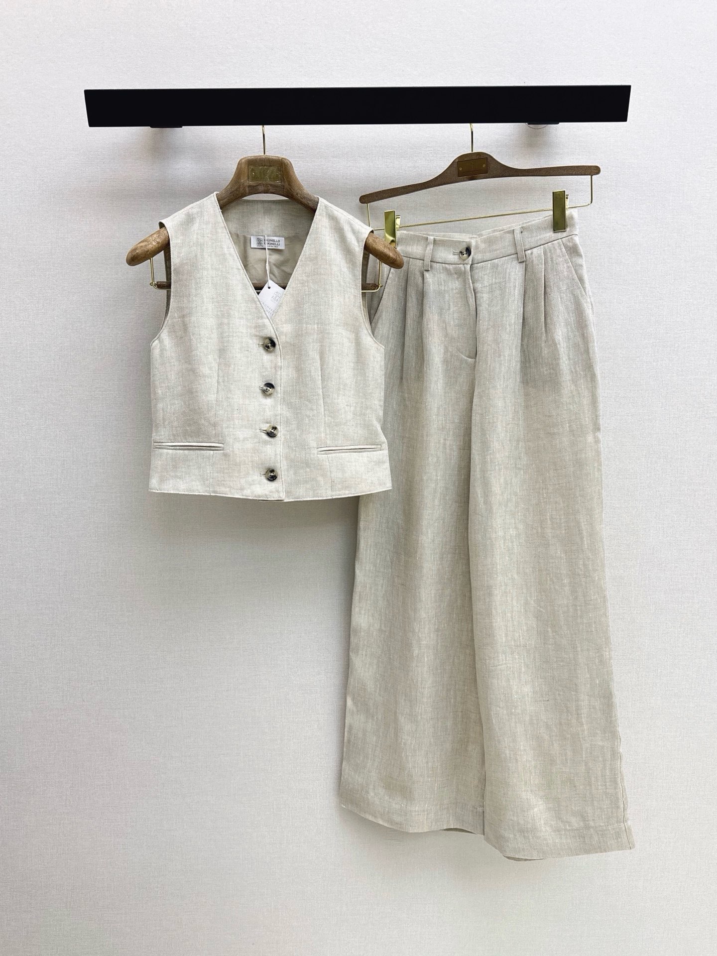 NO:925716,Italian minimalist style Bc 26Ss————The latest high-end old-money style outfit for spring and summer, breathable linen suit V-neck vest + straight trousers. Minimalism retains elegant femininity. Refreshing and clean. The upper body is super tall in one set. It can also be matched separately. It is also a very versatile item. It is made of imported herringbone linen fabric. It is so close-fitting and comfortable. Available in one set. Available in one color. sml,,19860909意式极简风 Bc 26Ss————春夏最新款高级老钱风穿搭透气亚麻套装V领马甲+直筒长裤 极简主义又保留了优雅女人味 清清爽爽 干干净净 一套上身超级显高 也可以分开搭配 同样是非常百搭的单品 采用进口人字纹亚麻面料 贴身太舒服了 一套出 一色现货发售sml,,,Women's clothing