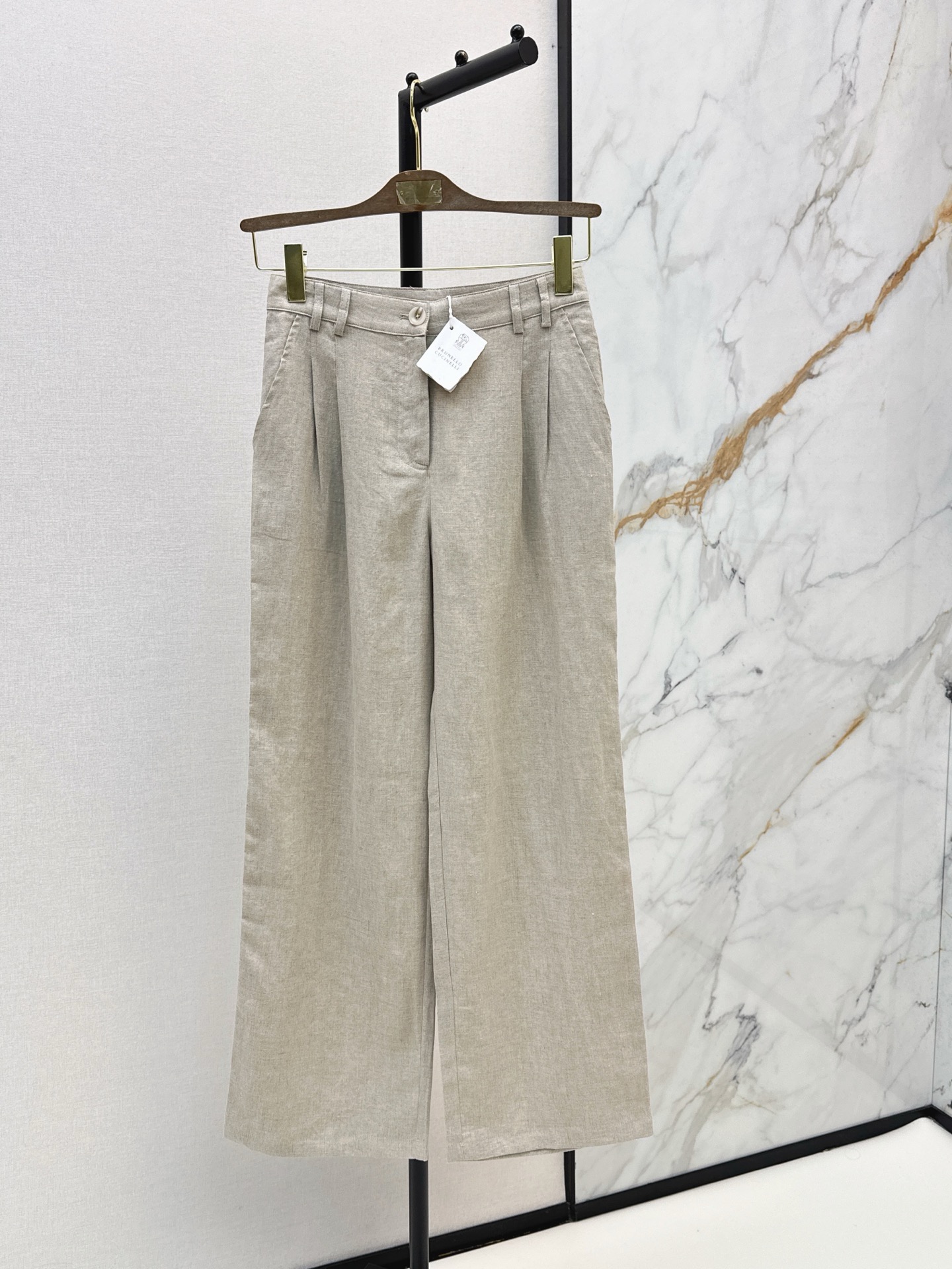 NO:925788,Old money style high-end commuting Bc 26Ss - the latest cotton and linen series for spring and summer, a series of loose shirts + belt vests + straight pants. Made of high-weight cotton and linen fabrics. The texture is super good and very high-end. Proper old money style. It can be used for daily gatherings or commuting. It is lazy and casual with a sense of vacation. It has a strong sense of style. It is developed in two colors. sml,, shirts,19860909老钱风高阶通勤 Bc 26Ss————春夏最新棉麻一系列宽松衬衫+腰带马甲+直筒裤 采用了高克重的棉麻面料 质感超好 非常高级 妥妥的老钱风 日常聚会或者通勤都可以 慵懒休闲又有度假感 很强的造型感 两色分开发 sml,,shirts,,Women's clothing