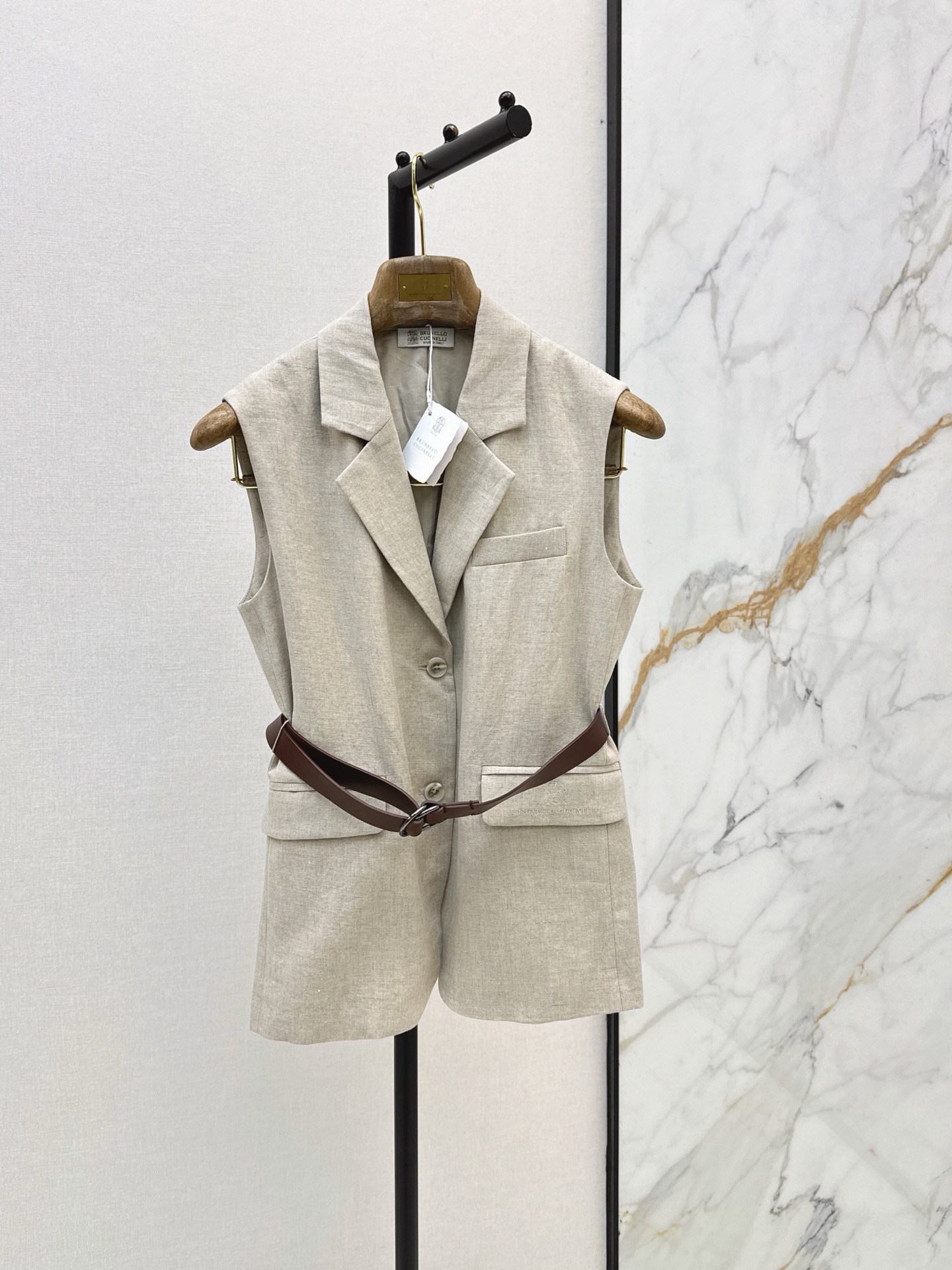 NO:925780,Old money style high-end commuting Bc 26Ss - the latest cotton and linen series for spring and summer, a series of loose shirts + belt vests + straight pants. Made of high-weight cotton and linen fabrics. The texture is super good and very high-end. Proper old money style. It can be used for daily gatherings or commuting. It is lazy and casual with a sense of vacation. It has a strong sense of style. It is developed in two colors. sml,, shirts,19860909老钱风高阶通勤 Bc 26Ss————春夏最新棉麻一系列宽松衬衫+腰带马甲+直筒裤 采用了高克重的棉麻面料 质感超好 非常高级 妥妥的老钱风 日常聚会或者通勤都可以 慵懒休闲又有度假感 很强的造型感 两色分开发 sml,,shirts,,Women's clothing