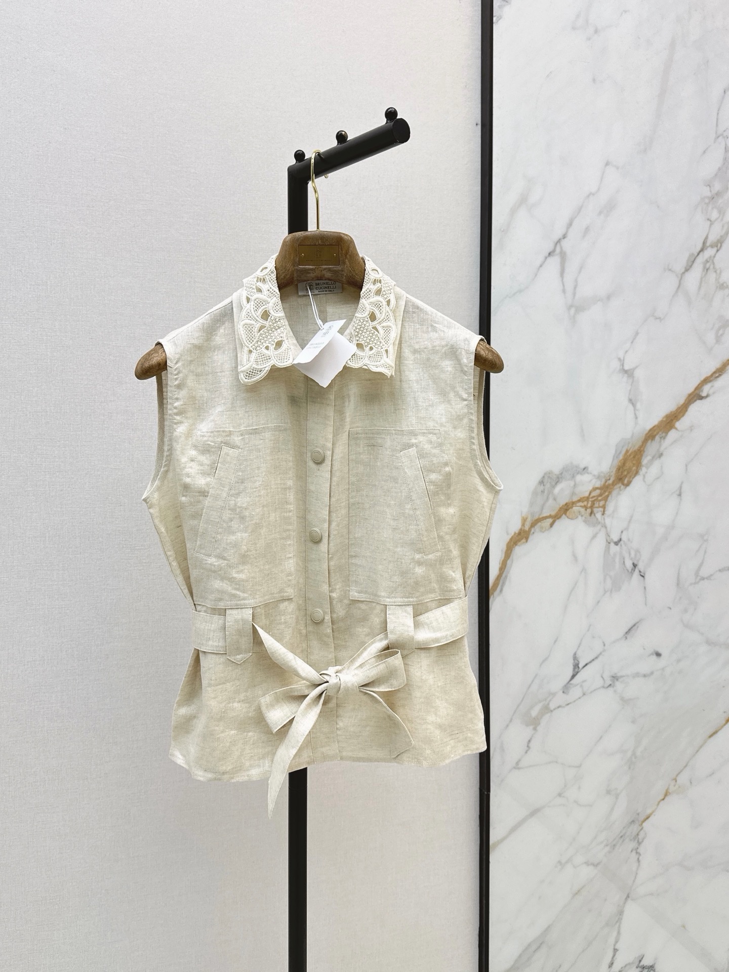 NO:925752,Bc 26Ss————The latest spring and summer style short vacation style embroidered lace double-layer lapel linen vest, retro embroidery pattern is super beautiful, the vacation photos are so photogenic, proper southern French romance and tenderness, old money style vacation style, using high-end linen fabric, two colors sml l,,19860909Bc 26Ss————春夏最新款度假风短款刺绣花边双层翻领亚麻马甲复古刺绣花型超好看 度假拍照太出片了 妥妥的南法浪漫与温柔 老钱风度假风 采用高级感亚麻面料 两色sml l,,,Women's clothing