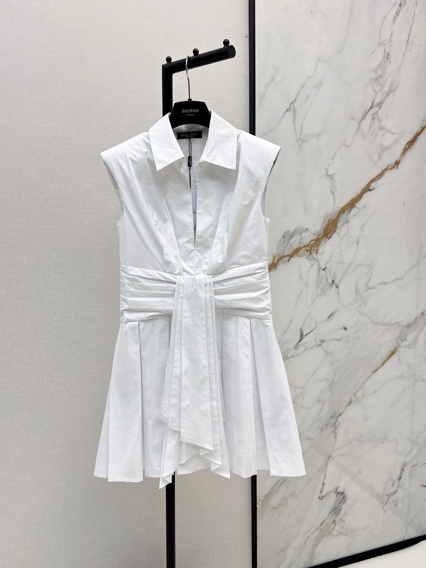 NO:925730,Bal 26Ss————The latest spring and summer deep V-neck white dress with shoulder pads, neat tailoring + visual waist strap irregular design, layered pleated skirt version, upper body modified body shape, super elegant temperament, modern and playful temperament, poplin cotton fabric, good texture, ready for sale in one color, sml,,skirts,19860909Bal 26Ss————春夏最新款深V衬领垫肩白色连衣裙利落剪裁+视觉腰部绑带不规则设计 层次感压褶裙摆版型 上身修饰身形超显气质 气质优雅摩登俏皮 府绸棉面料 质感很好 一色现货发售sml,,skirts,,Women's clothing