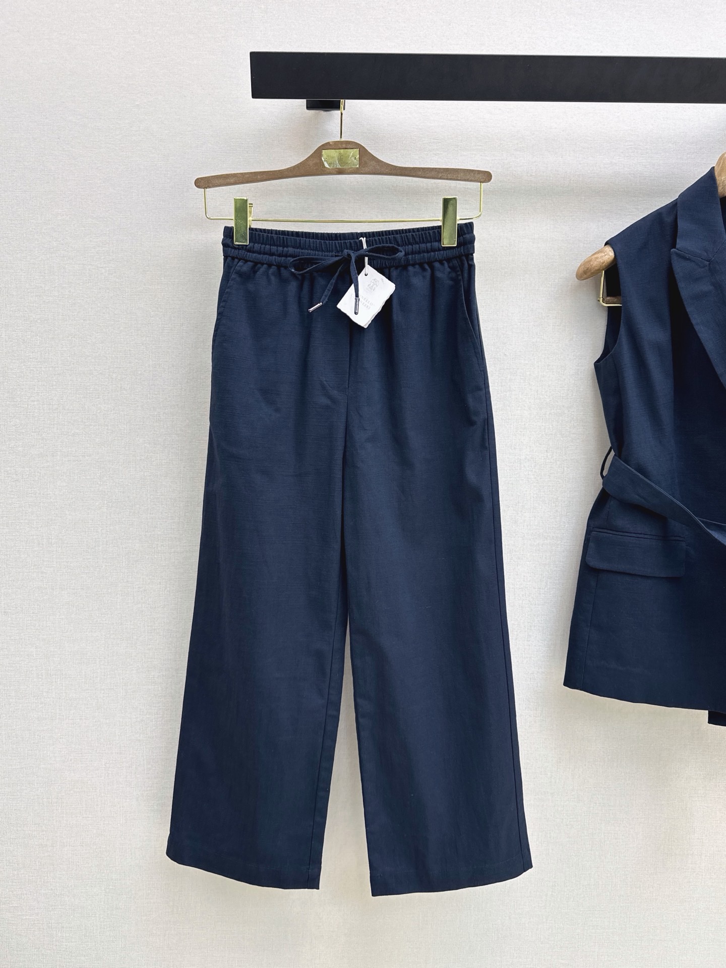 NO:925719,Bc 26Ss————The latest old-money style linen suit for spring and summer, cashew flower lined printed vest + elastic waist nine-point pants. Retro casual and fashionable, minimalist but retaining elegant femininity. Refreshing and clean. The upper body of one set is super high. It can also be matched separately. It is also a very versatile item. It is made of imported linen fabric. It is very comfortable to the body. The two colors are separated. sml,,19860909Bc 26Ss————春夏最新款老钱风穿搭亚麻套装腰果花内衬印花马甲+松紧腰九分裤 复古休闲又时髦 极简主义又保留了优雅女人味 清清爽爽 干干净净 一套上身超级显高 也可以分开搭配 同样是非常百搭的单品 采用进口亚麻面料 贴身太舒服了 两色分开发 sml,,,Women's clothing