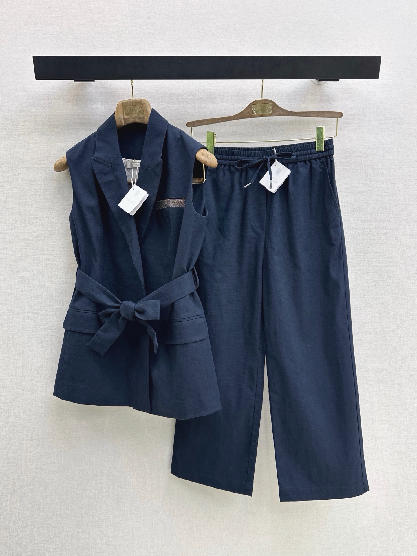 NO:925709,Bc 26Ss————The latest old money style linen suit for spring and summer, cashew flower lined printed vest + elastic waist nine-point pants. Retro casual and fashionable, minimalist but retaining elegant femininity. Refreshing and clean. The upper body is super high in one set. It can also be matched separately. It is also a very versatile item. It is made of imported linen fabric and is very comfortable to the body. The two colors are separated. sml vest,,19860909Bc 26Ss————春夏最新款老钱风穿搭亚麻套装腰果花内衬印花马甲+松紧腰九分裤 复古休闲又时髦 极简主义又保留了优雅女人味 清清爽爽 干干净净 一套上身超级显高 也可以分开搭配 同样是非常百搭的单品 采用进口亚麻面料 贴身太舒服了 两色分开发 sml 马甲,,,Women's clothing