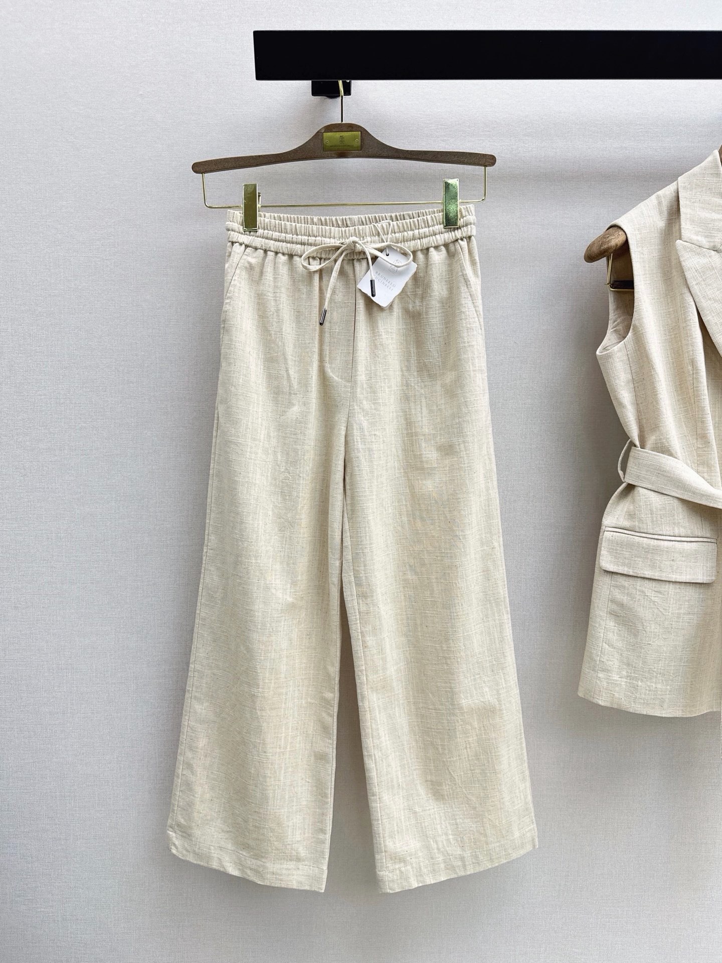 NO:925699,Bc 26Ss————The latest old-money style linen suit for spring and summer, cashew flower lined printed vest + elastic waist nine-point pants. Retro casual and fashionable, minimalist but retaining elegant femininity. Refreshing and clean. The upper body of one set is super high. It can also be matched separately. It is also a very versatile item. It is made of imported linen fabric. It is very comfortable to the body. The two colors are separated. sml,,19860909Bc 26Ss————春夏最新款老钱风穿搭亚麻套装腰果花内衬印花马甲+松紧腰九分裤 复古休闲又时髦 极简主义又保留了优雅女人味 清清爽爽 干干净净 一套上身超级显高 也可以分开搭配 同样是非常百搭的单品 采用进口亚麻面料 贴身太舒服了 两色分开发 sml,,,Women's clothing
