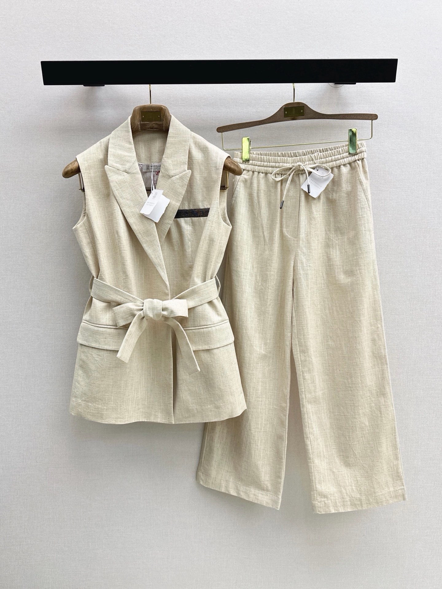 NO:925697,Bc 26Ss————The latest old money style linen suit for spring and summer, cashew flower lined printed vest + elastic waist nine-point pants. Retro casual and fashionable, minimalist but retaining elegant femininity. Refreshing and clean. The upper body is super high in one set. It can also be matched separately. It is also a very versatile item. It is made of imported linen fabric and is very comfortable to the body. The two colors are separated. sml vest,,19860909Bc 26Ss————春夏最新款老钱风穿搭亚麻套装腰果花内衬印花马甲+松紧腰九分裤 复古休闲又时髦 极简主义又保留了优雅女人味 清清爽爽 干干净净 一套上身超级显高 也可以分开搭配 同样是非常百搭的单品 采用进口亚麻面料 贴身太舒服了 两色分开发 sml 马甲,,,Women's clothing