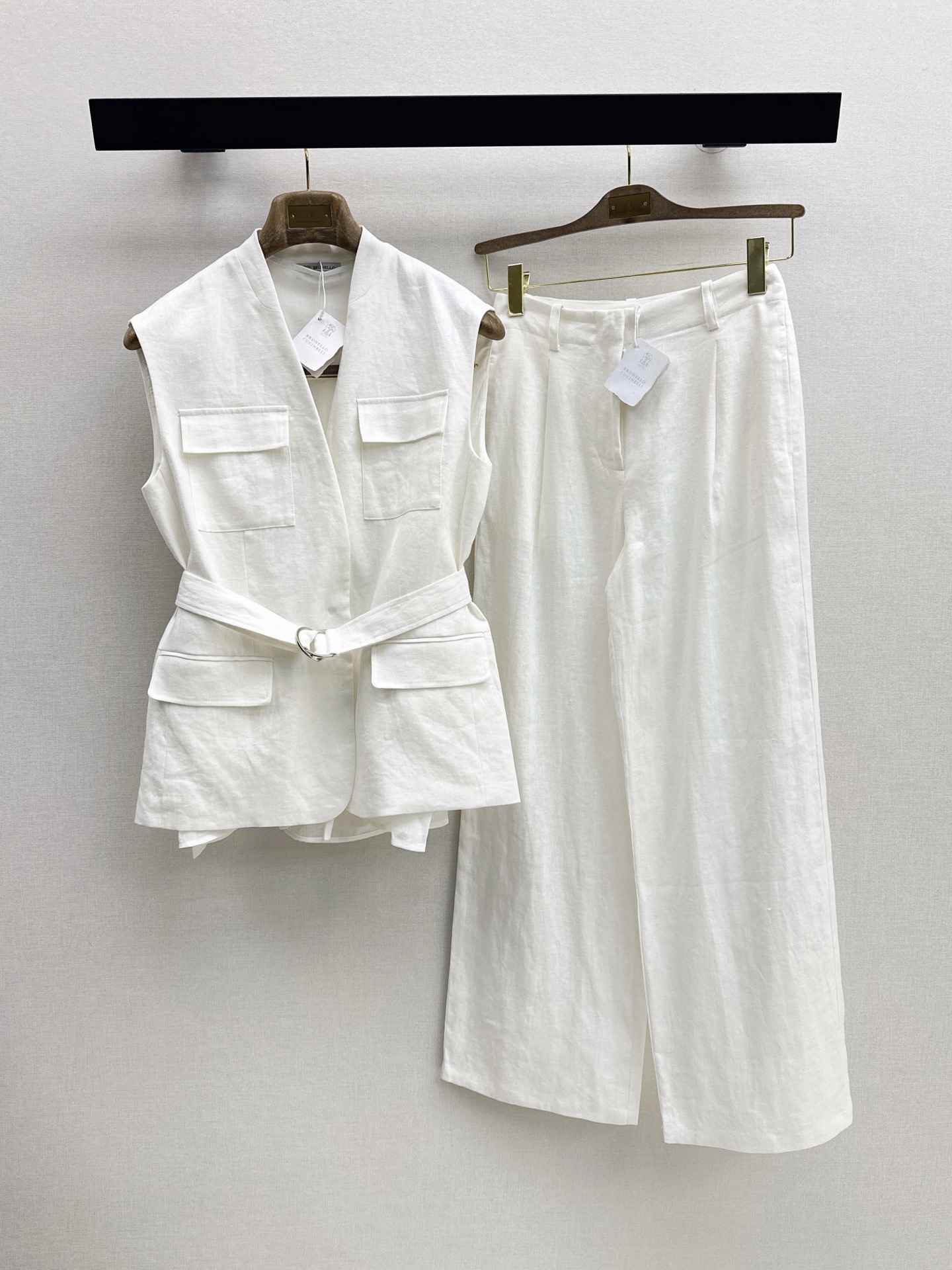 NO:925679,Highly conscious outfit Bc 26Ss——————The latest high-definition old-money style outfit for spring and summer. Two-piece lace-up waist linen vest is minimalist and luxurious. The lace-up waist draws out the waist curve, allowing femininity to be sublimated in toughness. Wear a curved cut vest blouse inside for easy commuting. Casual matching to interpret different styles. Recommended to match sml,,19860909高知感穿搭 Bc 26Ss—————春夏最新款高定老钱风穿搭两件式系带收腰亚麻马甲极简主义奢华不简 腰部系带勒出腰身曲线 让柔美在硬朗中升华 内搭弧线剪裁马甲罩衫 通勤穿搭轻松驾驭 随性搭配演绎不同风格 推荐一套搭配 sml,,,Women's clothing
