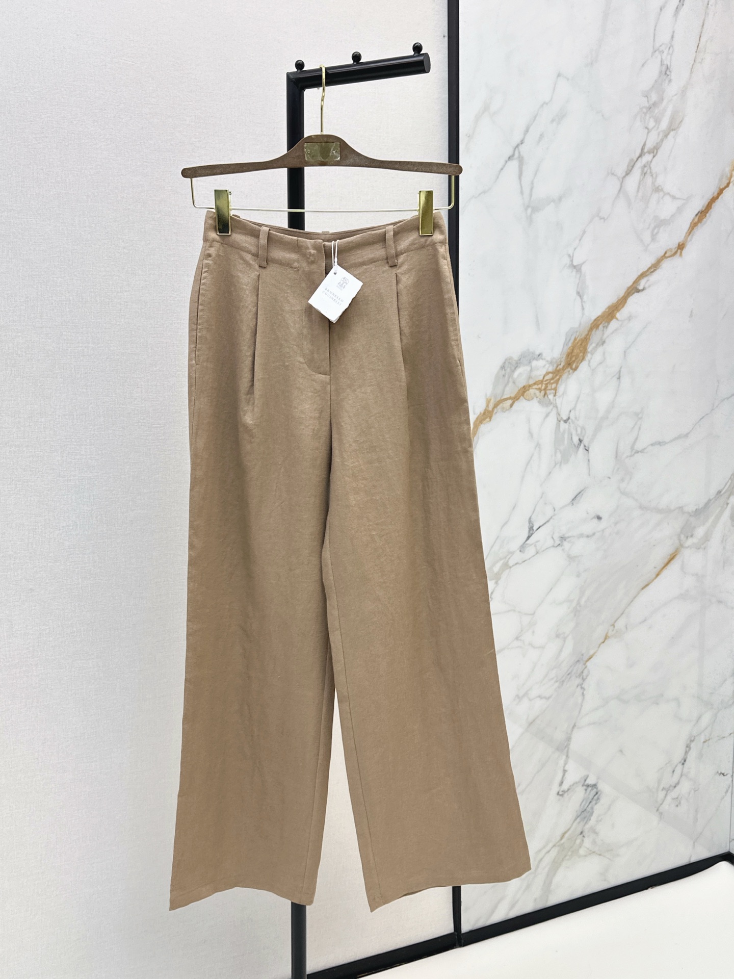 NO:925670,Italian minimalist style Bc 26Ss————The latest minimalist long-term casual linen straight trousers for spring and summer. Elastic waist ruffled straight wide-leg tailoring. The upper body is smart and elegant. It is easy to control and interpret different styles for commuting. Minimalist design. Luxurious but not simple. Recommended to match. Two colors available for sale sml,,19860909意式极简风穿搭 Bc 26Ss————春夏最新款极简长期主义休闲亚麻直筒西裤松紧腰褶饰直筒阔腿版型剪裁 上身干练优雅 通勤穿搭轻松驾驭演绎不同风格 极简主义设计 奢华不简 推荐一套搭配 两色现货发售sml,,,Women's clothing