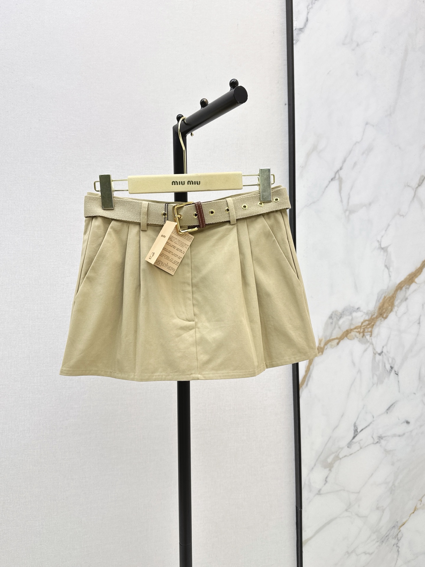 NO:925635,Miu-style age-reducing item Miu 26Ss————Early autumn’s latest mini belt skirt is a versatile small item. A must-have item for daily outings. The short mini upper body comes with long-leg filters. The inner part is designed with shorts to prevent exposure. Letter logo embellishment. One color sml,,miumiu,skirts,shorts,19860909缪式减龄单品 Miu 26Ss————早秋最新款迷你腰带半裙百搭小单品 日常出街必备款 短款mini 上身自带长腿滤镜 内里是短裤设计 防走光哦 字母logo点缀 一色sml,,miumiu,skirts,shorts,,Women's clothing