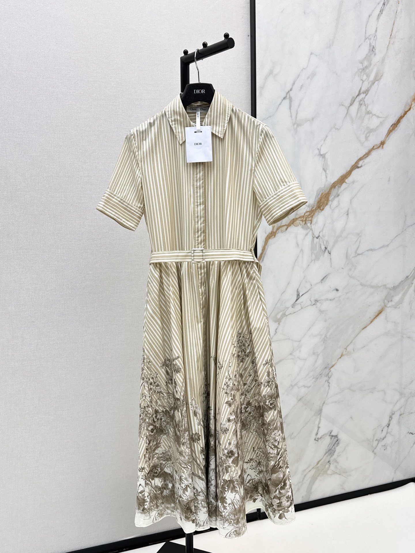 NO:927550,CD 26Ss————The latest striped print long dress for early autumn is made of cotton fabric. It is light and breathable. It has a classic lapel with a fully open button design. It is simple and neat. Gentle pinstripes on the upper body. Ink flower and bird print on the hem. It has a layered atmosphere. It comes with the same color belt to accurately control the waist. It can easily outline the waistline. The large umbrella skirt version covers the flesh and looks slim. Suitable for daily commuting and outing. Full of retro temperament. One color smlxl,,skirts,19860909CD 26Ss————早秋最新款条纹印花长款连衣裙采用棉质面料 轻薄透气 经典翻领搭配全开扣设计 简约利落 上半身温柔细条纹 下摆水墨花鸟印花 层次氛围感十足 自带同色系腰带精准收腰 轻松勾勒腰线 大伞裙版型遮肉显瘦 日常通勤 出游都适配 复古气质拉满 一色smlxl,,skirts,,Women's clothing