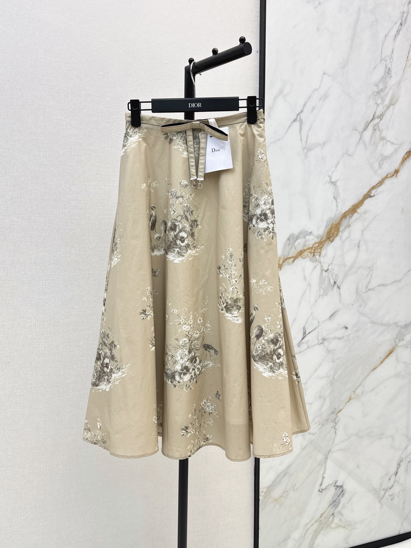 NO:927542,CD 26Ss - the latest high-waisted printed skirt for early autumn. It is made of cotton fabric. It is light and breathable. The base color is matched with elegant flower and bird prints. It is full of retro charm. It has a bow embellishment on the waist. The invisible zipper design on the side is easy to put on and take off. The loose and large A-line umbrella hem hangs and stretches. It modifies the leg shape and covers the flesh and makes you look slimmer. Paired with knitted sweaters, the shirts are very elegant and full of atmosphere for daily travel. One color smlxl,,skirts,shirts,19860909CD 26Ss————早秋最新款高腰印花半裙 采用棉质面料 轻薄透气 底色搭配雅致花鸟印花 复古韵味十足 腰部自带蝴蝶结点缀 侧边隐形拉链设计穿脱便捷 宽松大A字伞摆垂坠舒展 修饰腿型遮肉显瘦 搭配针织衫 衬衫都很优雅 日常出行氛围感拉满 一色smlxl,,skirts,shirts,,Women's clothing