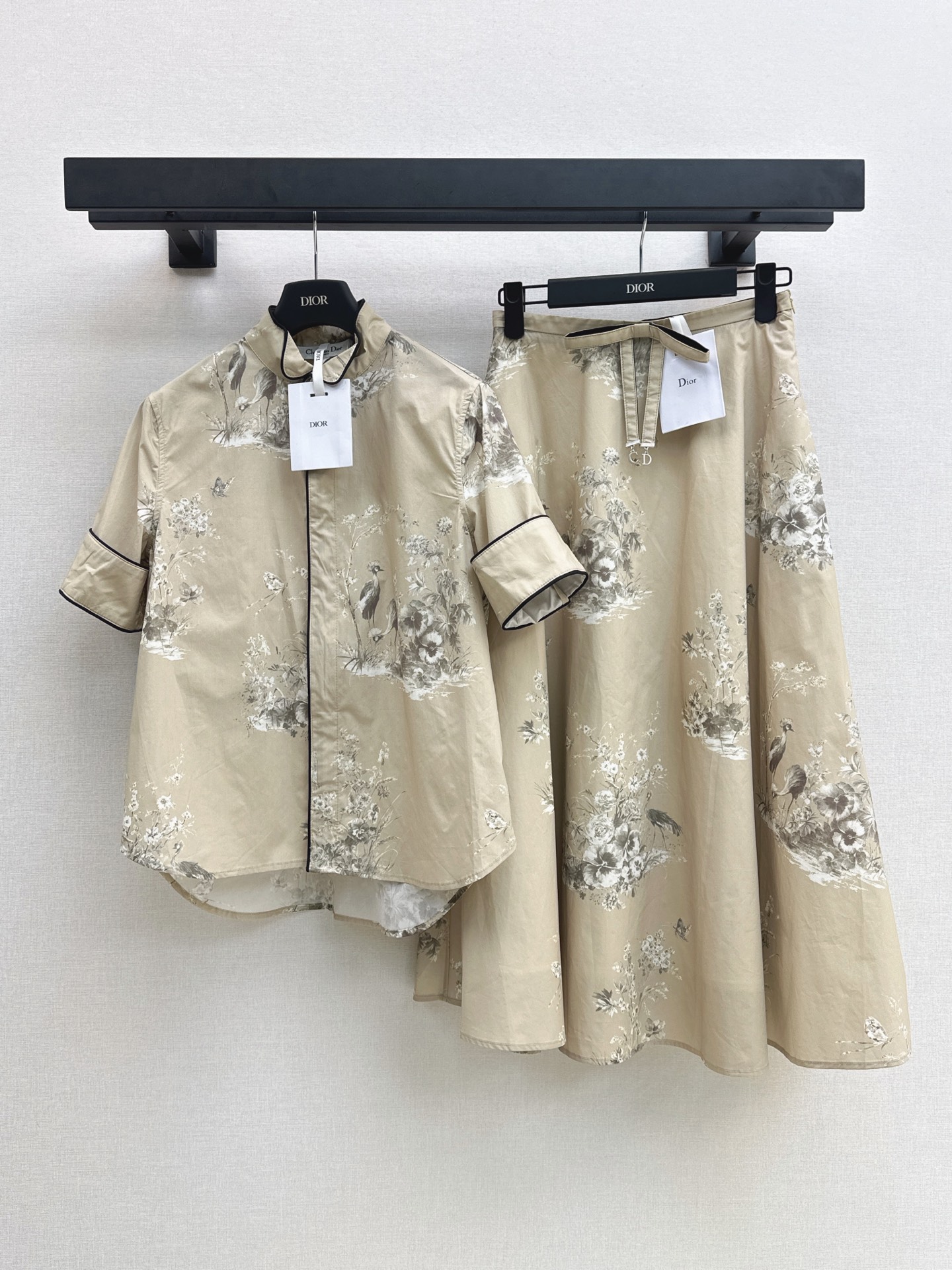 NO:927534,CD 26Ss - the latest stand-collar printed short-sleeved shirt for early autumn. It is made of cotton fabric. It is light and breathable. The background color is full of atmosphere. Exquisite black edges outline the collar and cuffs. The details are high-end. Freehand flower and bird ink printing all over. Elegant retro. Loose front and short design with long back to modify the figure. Suitable for single wear and layering. Easy to wear for daily commuting with a gentle and high-end texture. One color smlxl,, shirts, T-shirt,19860909CD 26Ss————早秋最新款立领印花短袖衬衫 采用棉质面料 轻薄透气 底色氛围感拉满 精致黑边包边勾勒领口与袖口 细节高级 满幅写意花鸟水墨印花 雅致复古 宽松前短后长设计修饰身形 单穿叠搭都合适 通勤日常轻松穿出温婉高级质感 一色smlxl,,shirts,T-shirt,,Women's clothing