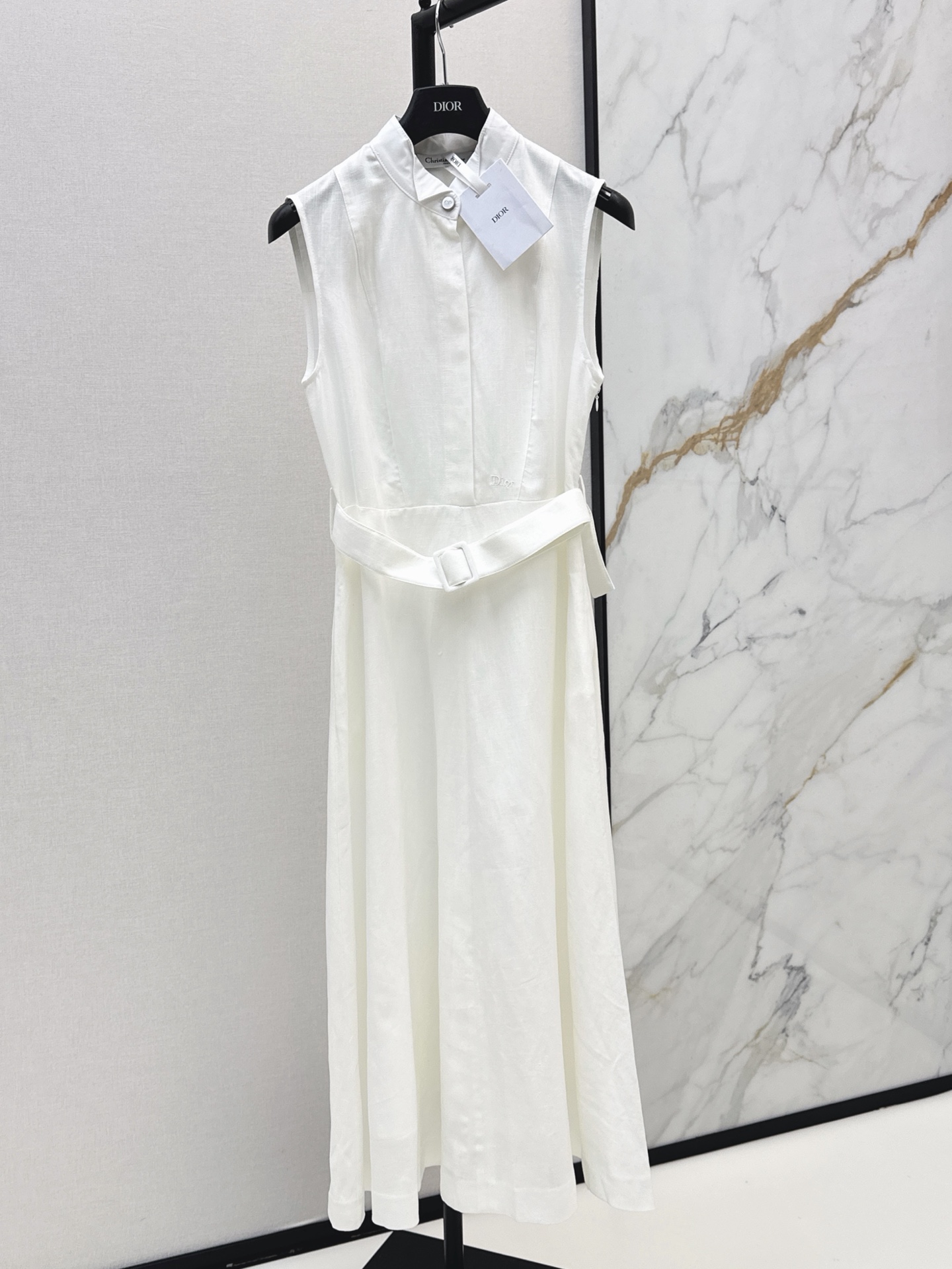 NO:927525,CD 26Ss————The latest white sleeveless stand-collar dress for early autumn. It is made of linen blended fabrics. Simple Chinese-style small stand-up collar is exquisite and neat. The front buttons are low-key and elegant. It comes with a square buckle belt of the same color. It can be adjusted to tighten the waistline to outline the body shape. The large hem skirt is flexible and stretched. The invisible zipper on the side is easy to put on and take off. It is suitable for commuting and vacation. It is clean and gentle. It has a cool and elegant temperament. One color smlxl,,skirts,19860909CD 26Ss————早秋最新款白色无袖立领连衣裙 采用亚麻混纺面料 简约中式小立领精致利落 前襟纽扣低调大气 自带同色系方扣腰带 自由调节收紧腰线 勾勒身形 大伞摆裙摆灵动舒展 侧边隐形拉链穿脱方便 通勤 度假都适配 干净温柔 自带清冷优雅气质 一色smlxl,,skirts,,Women's clothing