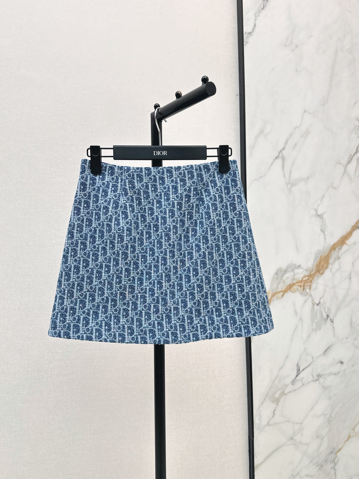 NO:927507,CD 26Ss————The latest limited blue tweed presbyopia classic skirt in early autumn, a white and rich must-have item. Developed and customized three-dimensional woven tweed fabrics that are three-dimensional and wide. Classic version with age-reducing temperament. The upper body looks thin and tall. Versatile and not picky, high-end blues French elegance. One color sml,,skirts,19860909CD 26Ss————早秋最新款限定蓝粗花呢老花经典半裙白富美必入单品 开发定制立体编织粗花呢面料立体挺阔 减龄气质经典版型 上身显瘦又高挑 百搭不挑人高级蓝调法式优雅气质 一色sml,,skirts,,Women's clothing