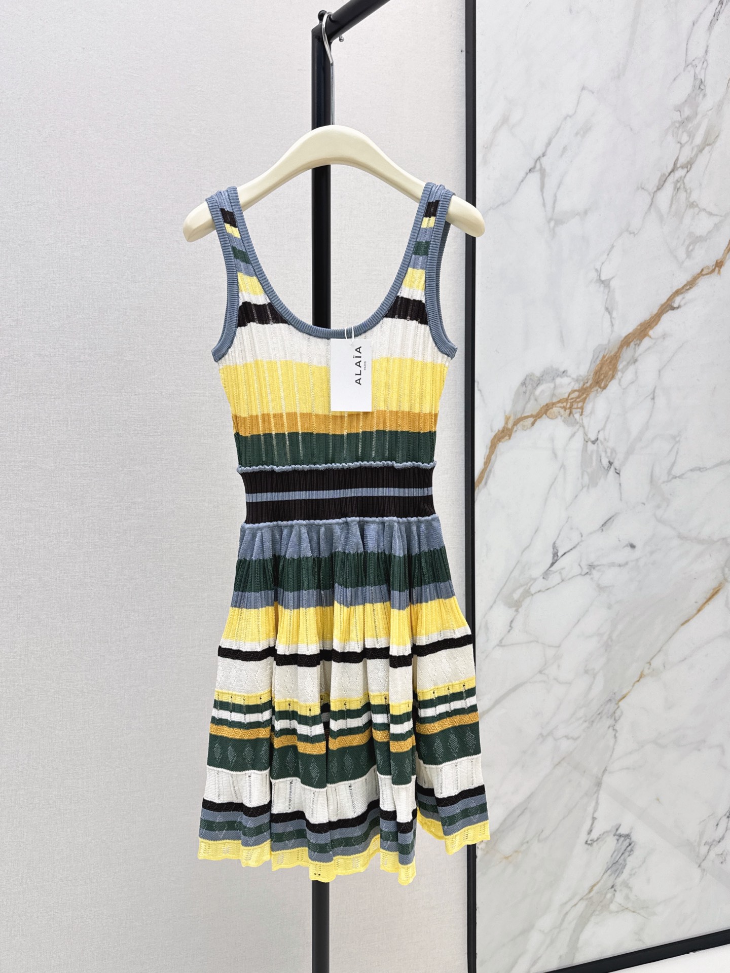 NO:927553,Ala 26Ss————The latest rainbow color Crinoline hollow knitted sleeveless dress in early autumn, playful and elegant princess style. This sleeveless high-waisted dress adopts a round neck and A-line silhouette design with a puffy skirt. The waist is embellished with rib details. The high-gloss knitted material is decorated with lace yarn and has a smooth and delicate touch. The fabric has good drape. A must-have for the goddess of temperament. Two-color sml,,skirts,19860909Ala 26Ss————早秋最新款彩虹配色Crinoline镂空针织无袖连衣裙 俏皮优雅公主风 这款无袖高腰连衣裙采用圆领和A字形廓形设计蓬蓬裙摆 腰部点缀罗纹细节 高光泽针织材料饰以蕾丝纱线触感柔滑细腻 面料垂感佳 气质女神必收款 两色sml,,skirts,,Women's clothing