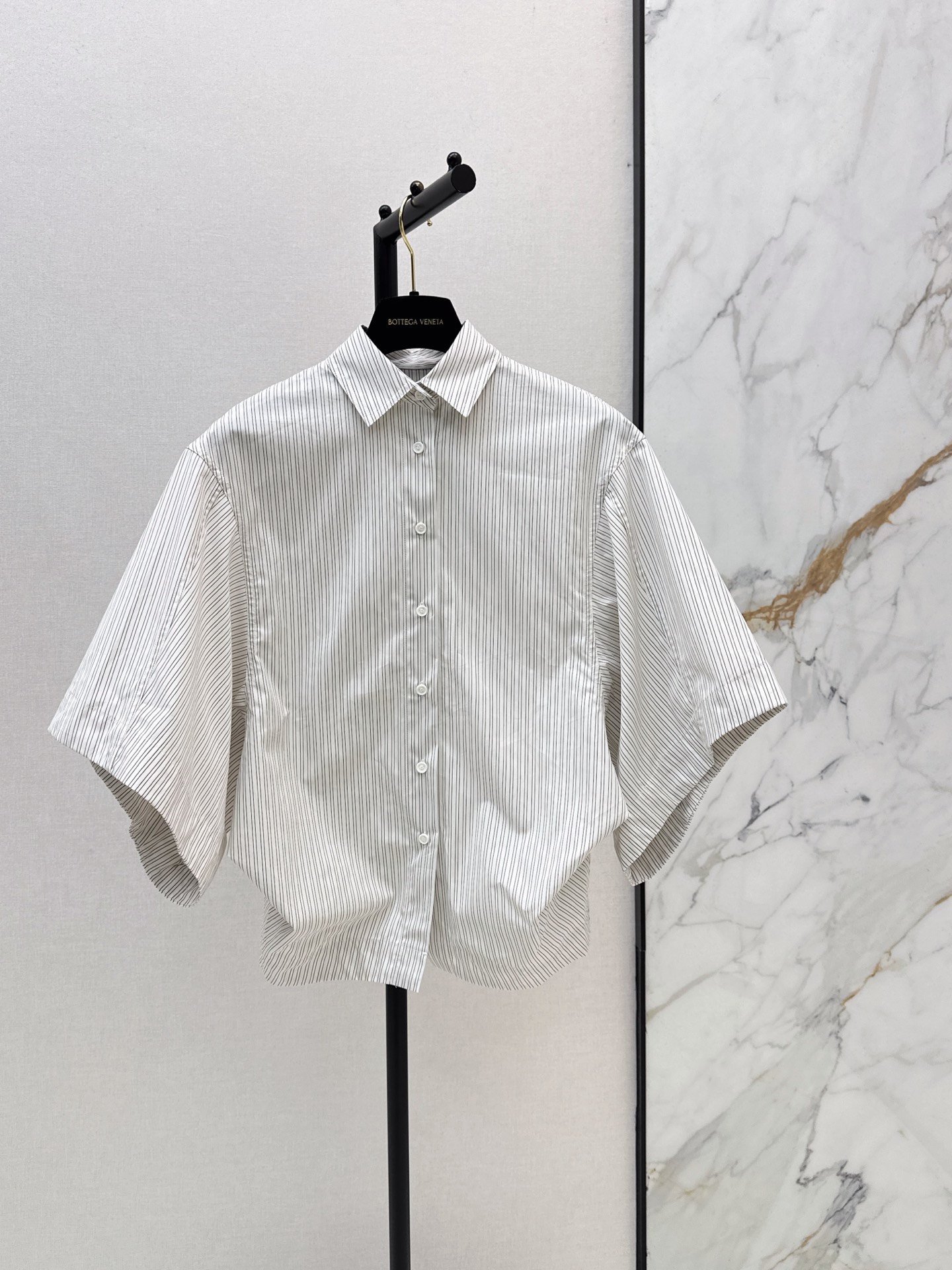 NO:927548,Fashionable style Bv 26Ss————The latest spring and summer silhouette design bat-sleeve shirt. Capacity to hide flesh Max. Style sense online. Loose bat-sleeve design. Five-quarter length sleeves. It has a sense of style and can cover the arm flesh. Lazy and casual. Pinch-pleat method at the waist. Obvious slimming effect. Retro pinstripe fabric. One color sml,,bottega veneta,shirts,19860909时髦造型感 Bv 26Ss————春夏最新款廓形感设计蝙蝠袖衬衫 藏肉能力Max 造型感在线 宽松蝙蝠袖设计 五分长度的袖子 有造型感又能遮手臂肉 慵懒随意 腰部捏褶做法 显瘦效果明显 复古细条纹面料 一色sml,,bottega veneta,shirts,,Women's clothing