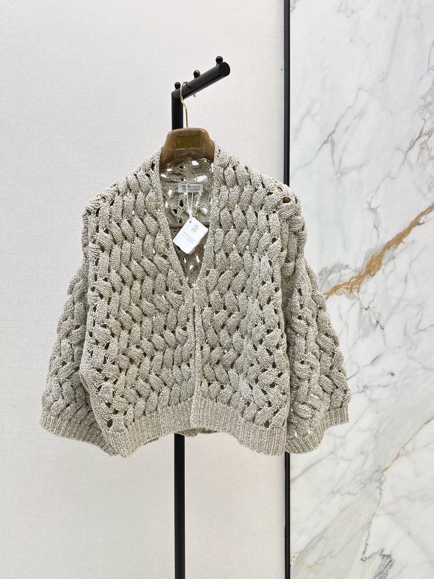 NO:927539,Bc 26Ss————The latest wavy pattern hollow knitted cardigan for early autumn is made of silk, linen and nylon blended fabrics. It is perfectly suitable for the cool season of spring and summer. The iconic three-dimensional twist woven texture is layered and partially embellished with fine sequins. It reflects a low-key and exquisite luster between the light and shadow. It injects smart layers into the simple silhouette. The single-button design with loose drape retains the lazy and casual temperament.  And through the ultimate polishing of materials and craftsmanship, it shows the sense of high-end. One color sml, real silk,19860909Bc 26Ss————早秋最新款波浪纹镂空针织开衫真丝亚麻混纺锦纶面料打造 完美适配春夏微凉时节 标志性立体麻花编织纹理层层叠叠 局部点缀细闪亮片 在光影流转间折射出低调而精致的光泽 为简约廓形注入灵动层次 单扣设计搭配宽松垂坠的版型既保留了慵懒随性的气质 又通过材质与工艺的极致打磨彰显高级感 一色sml,,real silk,,Women's clothing