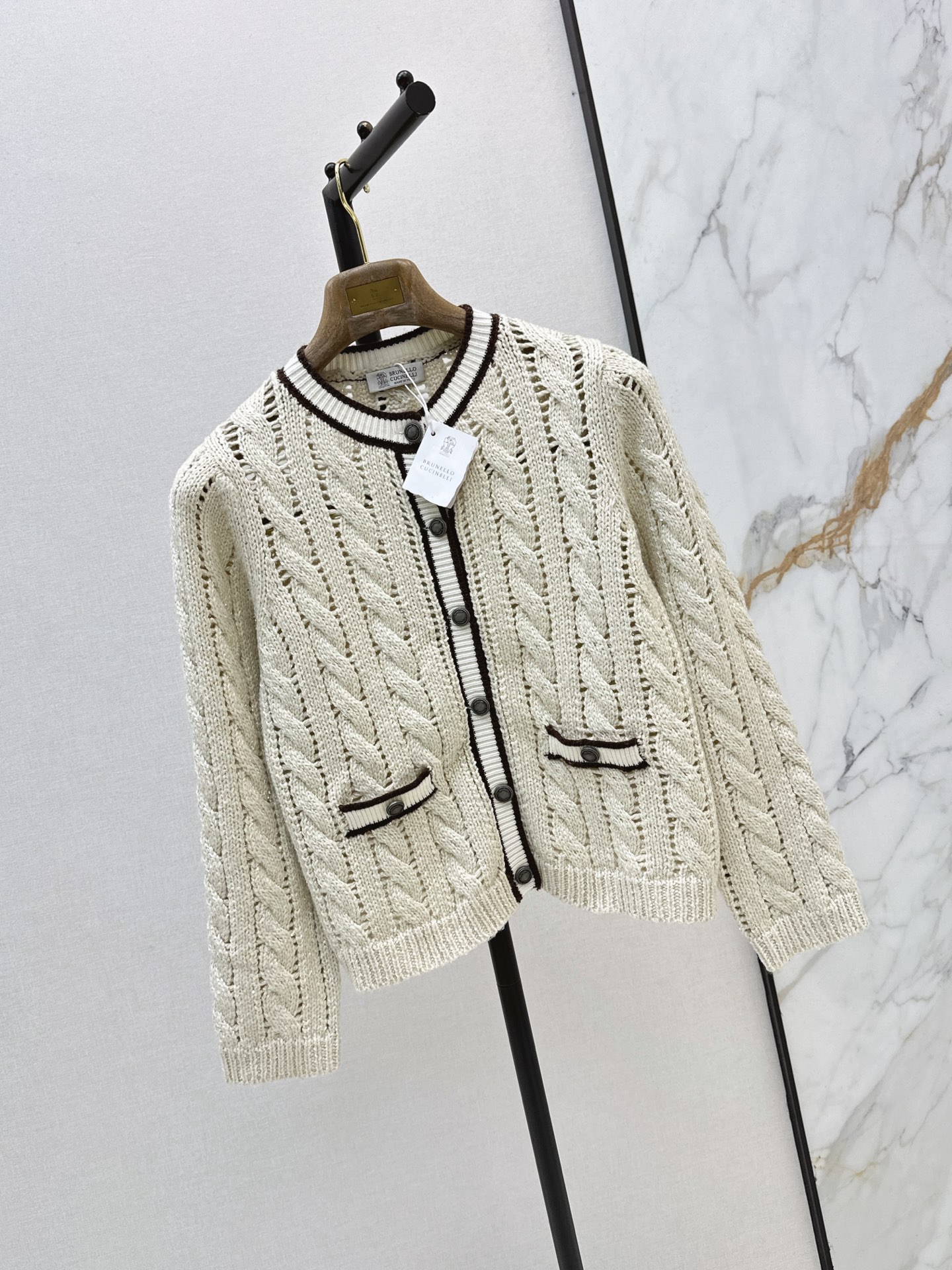 NO:927531,Bc 26Ss————Early Autumn’s latest contrasting color trim round neck cardigan old money style outfit Italian aesthetic color contrast trimming Lazy and comfortable atmosphere Minimalist old money style outfit Italian aesthetics Wool pure cotton yarn heavy industry luxury mysterious and noble Imported yarn Swiss weaving craftsmanship creates a low-key luxurious sense of luxury Short and slightly loose version Temperament casual and elegant Classic not picky and super slim One color sml,,19860909Bc 26Ss————早秋最新款撞色镶边圆领开衫老钱风穿搭 意大利美学配色撞色饰边 慵懒自在的氛围感 极简老钱风穿搭 意大利美学 羊毛纯棉纱线重工奢华神秘又高贵 进口纱线瑞士机织工艺打造低调奢华的高级感 短款微宽松版型气质随性优雅 经典不挑人上身超显瘦 一色sml,,,Women's clothing