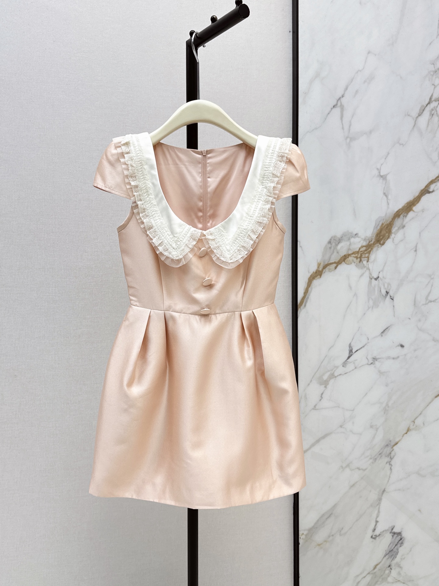 NO:927483,Fashionable design 26Ss————The latest spring and summer lace doll collar waist short dress from a rich family. The double-layered lace large U-shaped doll collar design softly modifies the shoulder and neck lines. It has a sweet and girly feel. The high-waist waisted version makes the upper body slimmer. It has a delicate and soft satin fabric that feels smooth and shiny. It is sweet and elegant. Two-color sml,,skirts,19860909时髦设计 26Ss————春夏最新款富家千金蕾丝娃娃领收腰短款连衣裙 双层花边大U型娃娃领设计柔和修饰肩颈线条 自带清甜少女感 高腰收腰版型上身巨显瘦 自带细腻柔光缎面面料触感顺滑有光泽 甜美优雅兼顾 两色sml,,skirts,,Women's clothing