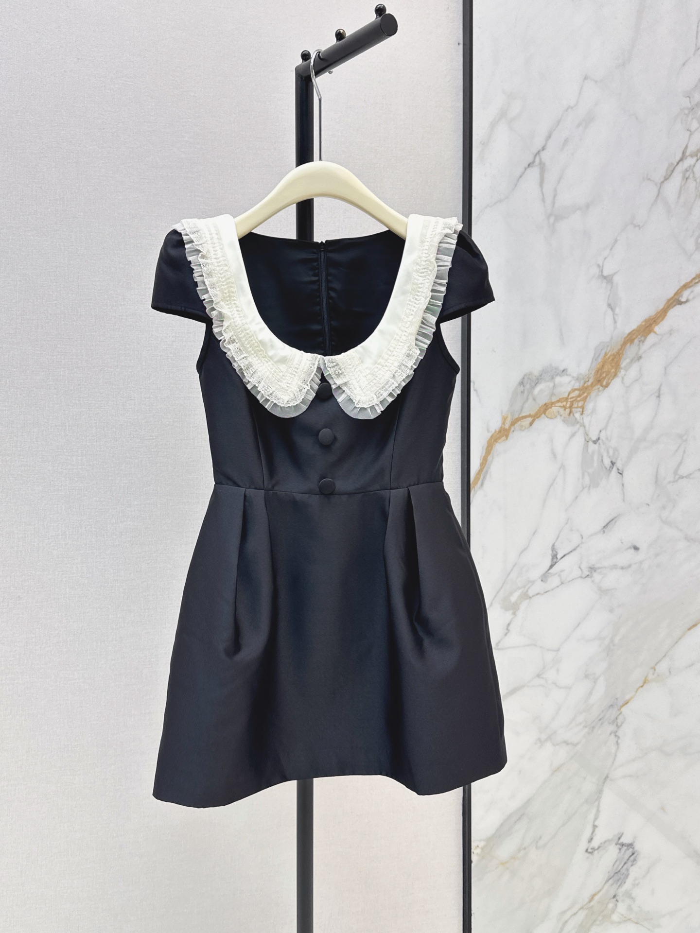NO:927474,Fashionable design 26Ss————The latest spring and summer style rich daughter lace doll collar waist short dress double layer lace large U-shaped doll collar design softly modify the shoulder and neck lines, with a sweet and girly feel, high waist and waisted version, the upper body is slim, with delicate and soft satin fabric, smooth and shiny to the touch, sweet and elegant, two-color sml,,skirts,19860909时髦设计 26Ss————春夏最新款富家千金蕾丝娃娃领收腰短款连衣裙双层花边大U型娃娃领设计柔和修饰肩颈线条 自带清甜少女感 高腰收腰版型上身巨显瘦 自带细腻柔光缎面面料触感顺滑有光泽 甜美优雅兼顾 两色sml,,skirts,,Women's clothing