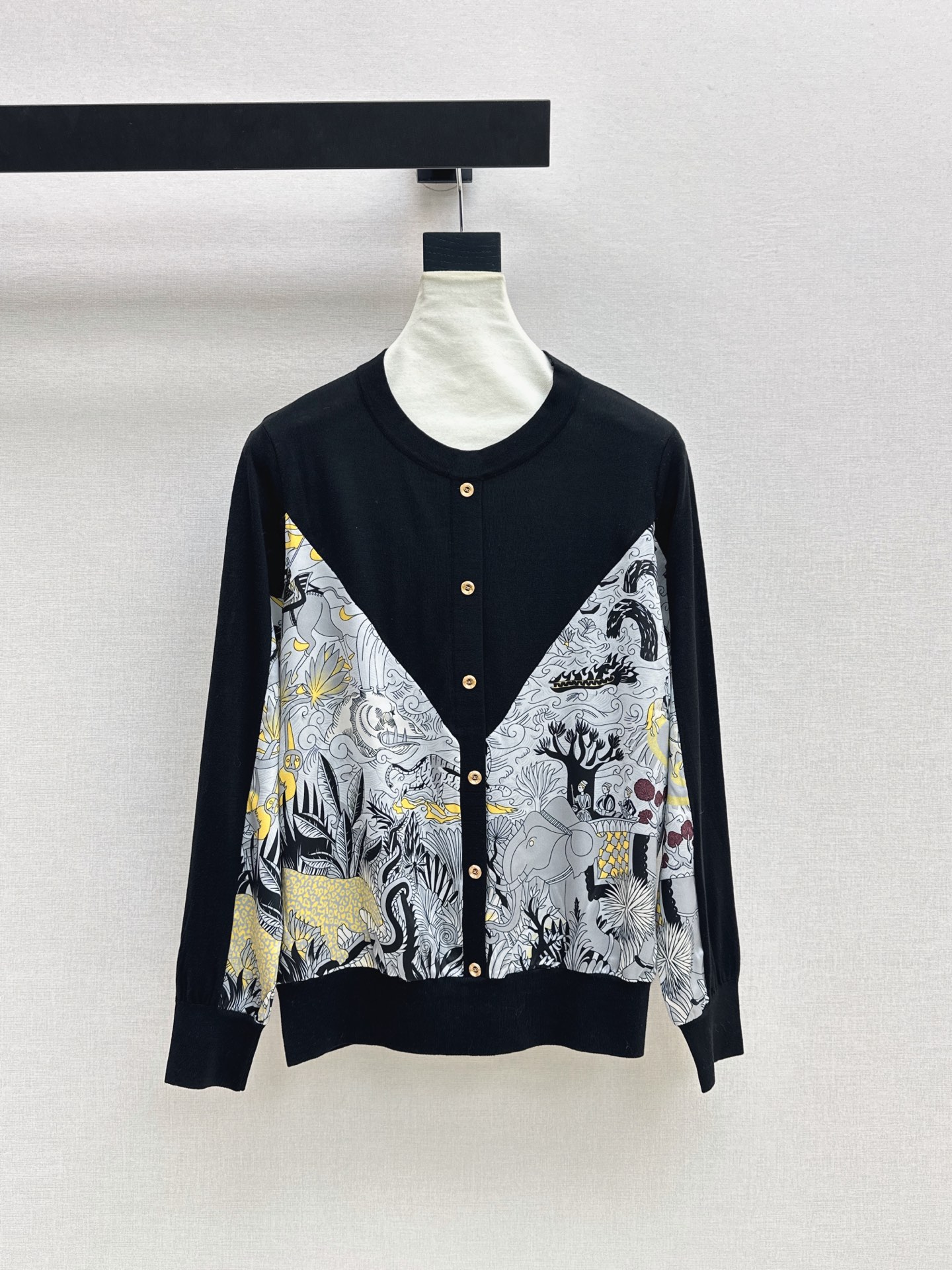 NO:927450,Exclusive debut of Her 26Ss - the latest rayon printed pattern stitching knitted cardigan for early autumn, Tencel knitted fabric stitching twill rayon, light and thin texture, very breathable, a must-have item, classic version, not flattering, slim upper body and versatile, three-color sml,,19860909独家首发 Her 26Ss———早秋最新款人丝印花图案拼接针织开衫天丝针织面料拼接斜纹人丝 轻薄的质感透气性很好 必备单品 经典版型不挑人 上身显瘦又百搭 三色sml,,,Women's clothing