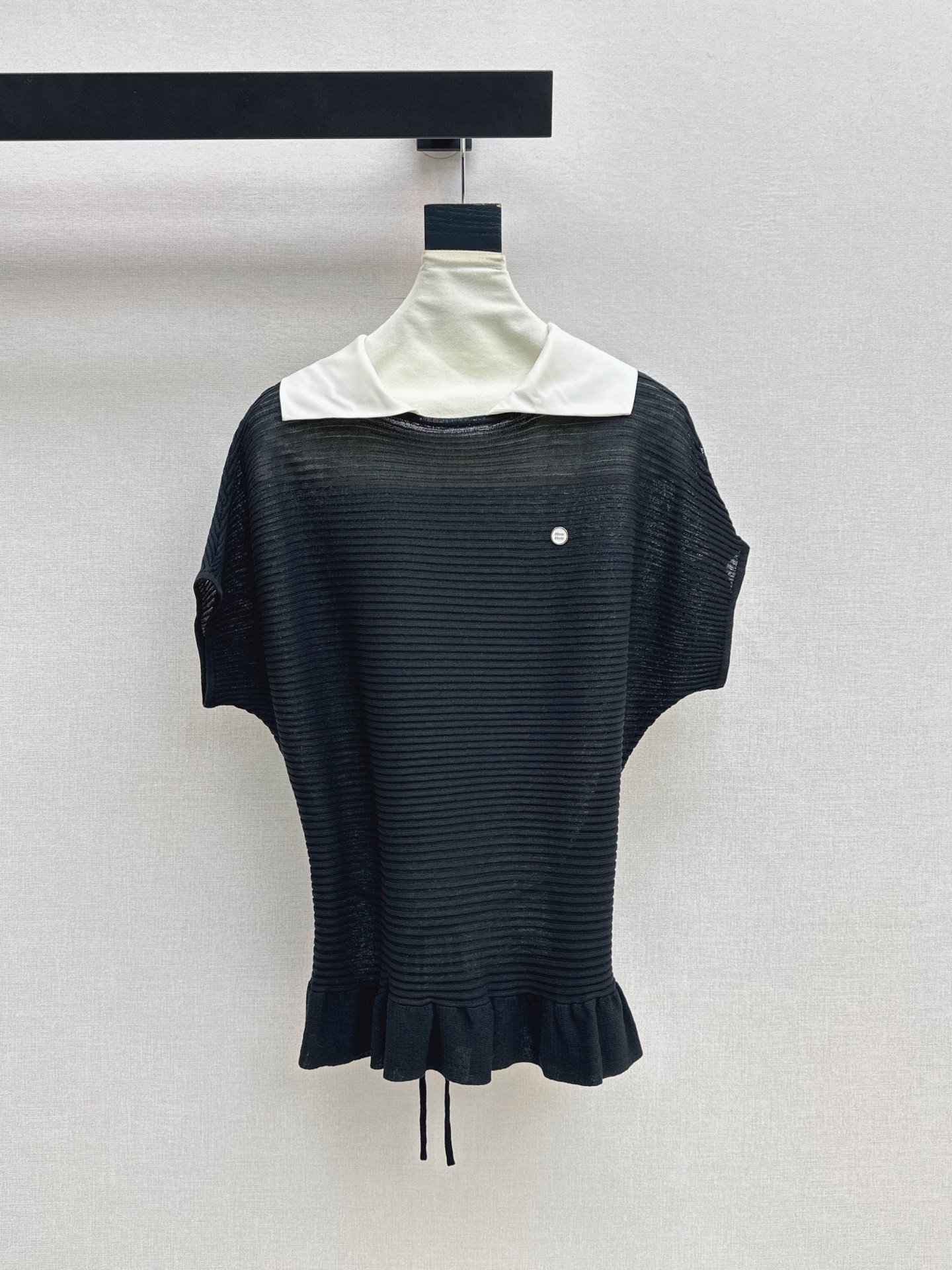 NO:927441,Miu 26Ss————The latest age-reducing sweater for daily use in early autumn, a timeless fashion element~~the logo brooch is exquisite and big-name, casual and high-end!  It can be easily paired with jeans for a date or shopping!  Two colors available for sale sml,,miumiu,jeans,brooch,breastpin,19860909Miu 26Ss————早秋最新款减龄针织衫日常必备款 永不过时的时尚元素～～logo胸针精致大牌 休闲也高级！ 搭配牛仔裤约会逛街都能轻松搞定！两色现货发售sml,,miumiu,jeans,brooch，breastpin,,Women's clothing