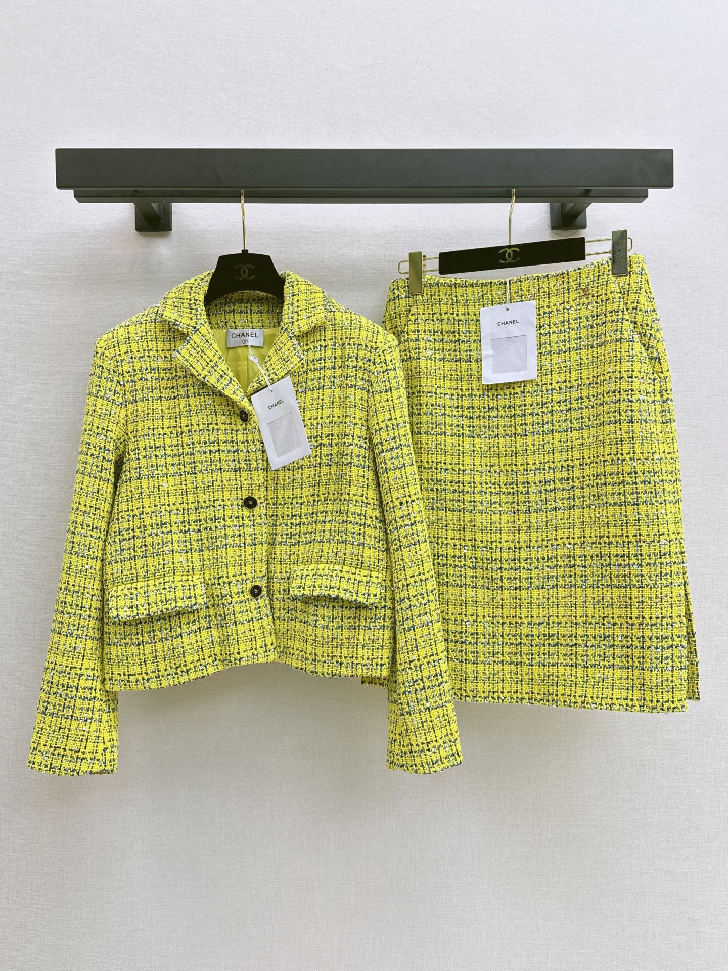 NO:927402,C Home 26Ss——Early Autumn’s latest temperament woven celebrity temperament suit lapel three-dimensional waist jacket + high-waisted hip skirt. The beautiful woven fabric developed by yb is super beautiful in real life. The three-dimensional texture is full of exquisiteness. The upper body has a noble temperament. The customized 3D three-dimensional tailoring version is extremely slim. It is easy to wear and has a higher appearance. French socialite style is elegant and high-end. A must-have for rich families. One color sml  Jackets,,chanel,skirts,jackets & coats,19860909C家 26Ss———早秋最新款气质编织名媛气质套装翻领立体收腰外套+高腰包臀半裙 yb开发绝美编织面料实物超美 立体肌理感精致感满满 上身自带一种高贵气质 定制3D立体剪裁版型巨显瘦 实穿度高颜值也更高 法式名媛风优雅又高级 富家千金必备 一色sml 外套,,chanel,skirts,jackets & coats,,Women's clothing