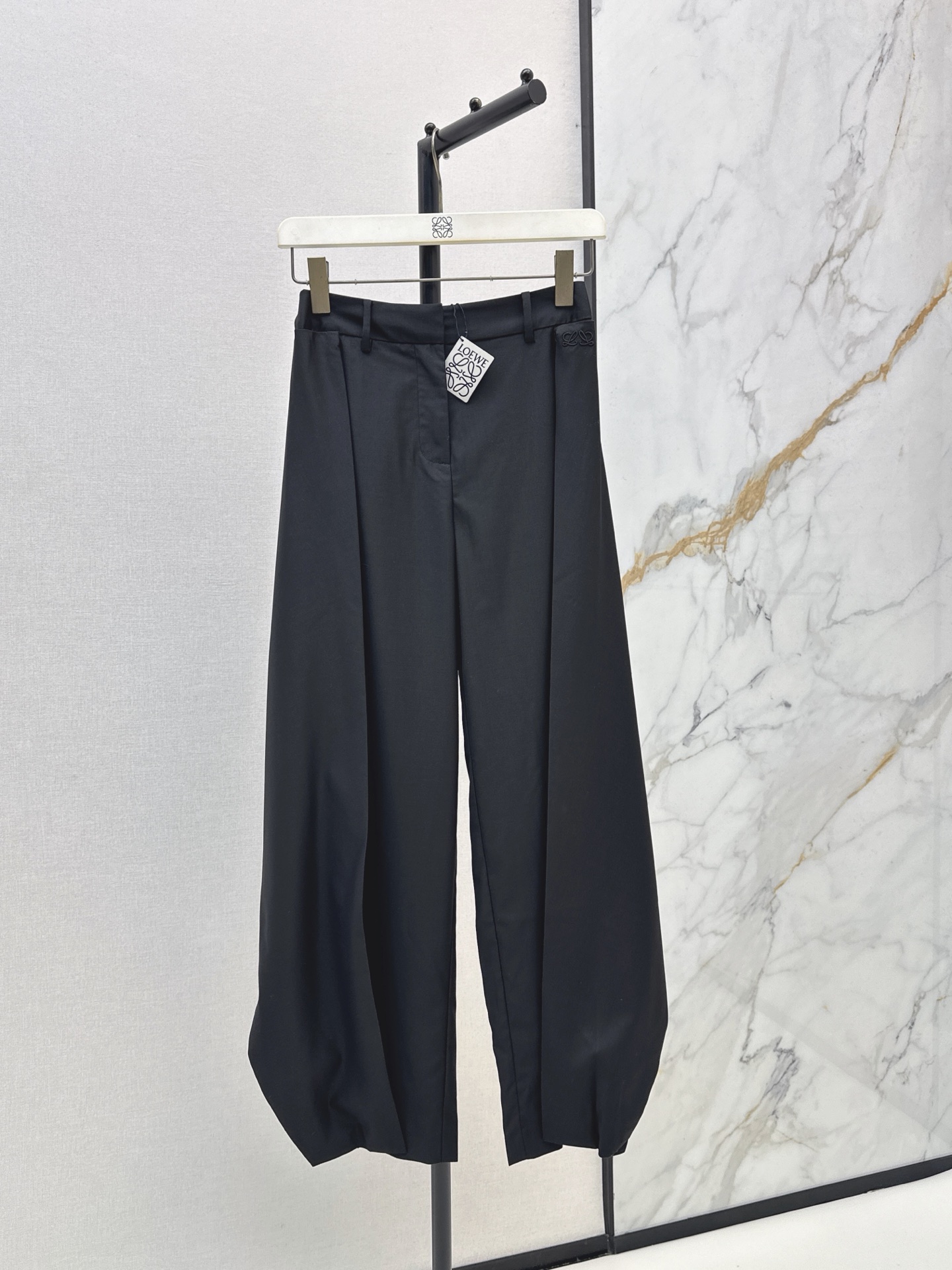 NO:927393,Loe 26Ss————The latest pleated wide-leg trousers for early autumn. Designed with lotus leaf stitching on the back. Fake two-piece visual. No pressure to put on and take off. The drape fabric is smooth and anti-wrinkle. The loose trousers cleverly cover the hip width. It can be paired with a shirt for commuting and a knitted sweater for daily use. It is very textured. It is easy to create a relaxed and smart outfit. One color sml l,,loewe,shirts,19860909Loe 26Ss————早秋最新款压褶阔腿西裤 背后荷叶拼接设计做法 假两件视觉 穿脱无压力 垂坠面料顺滑抗皱 宽松裤型巧妙遮掩胯宽 通勤搭配衬衫 日常配针织衫都很有质感 轻松打造松弛干练穿搭 一色sml l,,loewe,shirts,,Women's clothing