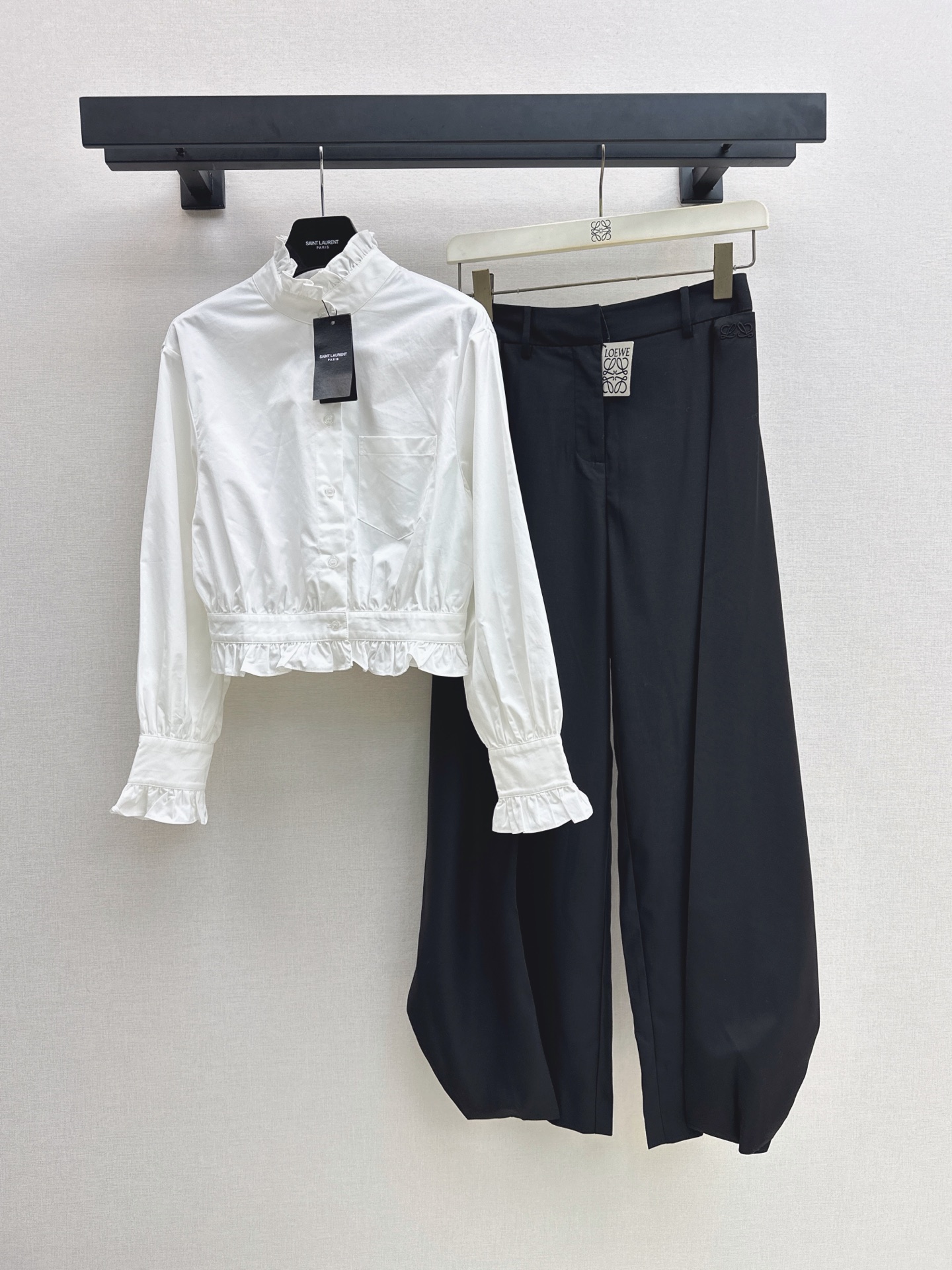 NO:927385,Recommended single item: SLP 26Ss - the latest early autumn stand-up collar shirt with pleated design on the collar and cuffs. It looks good and has a gentle feeling. It makes the white shirt have a different sense of fashion. It is very elegant in every move. It also looks great when paired with a jacket with the cuffs exposed. It can be worn alone or as an inner layer. It is simple and fashionable. One color sml,, loro piana, jackets & coats, shirts,19860909爆单款推荐 SLP 26Ss————早秋最新款木耳边立领衬衫领口及袖口拼接压褶设计 敲好看 自带温柔的感觉 让白衬衫穿出不一样的时髦感 举手投足都很优雅 搭配外套露出袖口也超级好看 单穿内搭皆可 简约大气又时髦 一色sml,,loro piana,jackets & coats,shirts,,Women's clothing