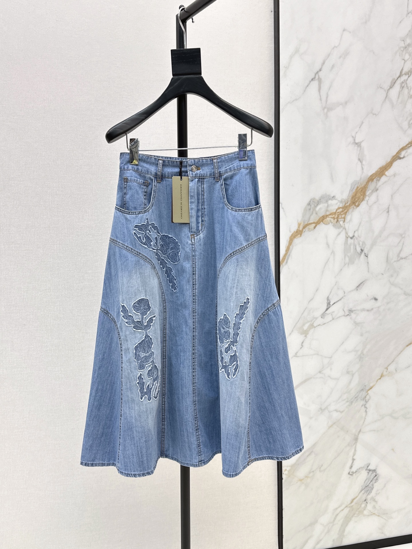 NO:927472,Es 26Ss————The latest exclusive imported water-soluble lace embroidered denim long skirt in early autumn, positioning embroidery, water-soluble lace splicing design, imported denim gradient washing process, high-end luxury, A-line pleated skirt, non-selective version, high-end fashionable temperament single product, A and sassy temperament, goddess's upper body is huge and slim, three-dimensional tailoring is versatile, and is available in one color, sml,,skirts,19860909Es 26Ss————早秋最新款独家进口水溶蕾丝刺绣牛仔长半裙定位刺绣水溶花边拼接设计 进口牛仔渐变洗水工艺高级奢华 A字压褶裙摆不挑人版型高级时髦气质单品 又A又飒气质女神上身巨显瘦 立体裁百搭不挑人 一色现货发售sml,,skirts,,Women's clothing