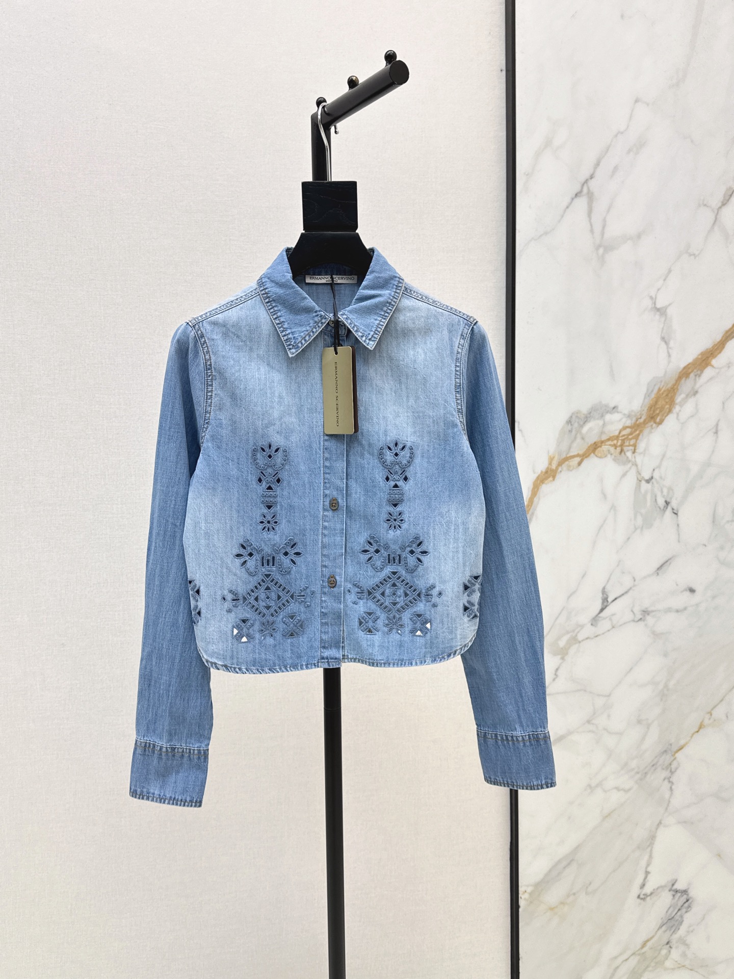 NO:927461,Es 26Ss——Early autumn’s latest heavy craftsmanship water-soluble embroidery splicing denim shirt super heavy handmade lace applique craft small short version tailoring original heavy craftsmanship custom pure hand-positioned lace applique splicing fashionable must-have item to unlock all outfits one color ready for sale sml,, shirts,19860909Es 26Ss————早秋最新款重工艺水溶刺绣拼接牛仔衬衫超重磅手工蕾丝贴花工艺 小短款版型剪裁 原版重工艺定制纯手工定位蕾丝贴花拼接 时髦精必备单品解锁所有穿搭 一色现货发售sml,,shirts,,Women's clothing