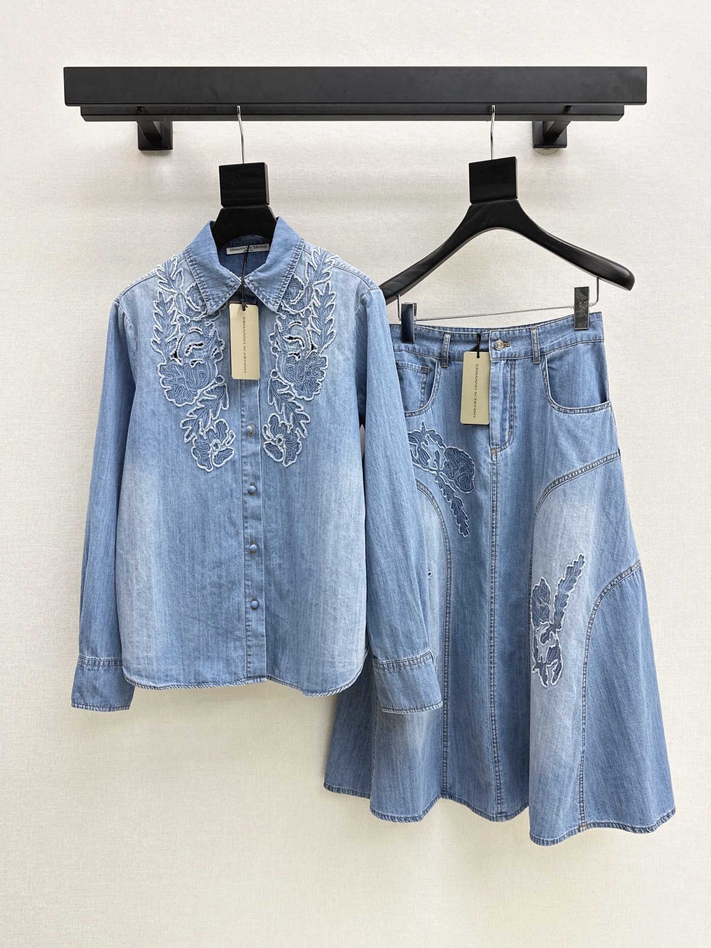NO:927449,Es 26Ss————Early autumn’s latest heavy craftsmanship lace splicing denim shirt, super heavy handmade lace applique craft, romantic three-dimensional cut embroidery shirt, original heavy craftsmanship, customized pure hand-made positioning lace applique splicing, fashionable essential item to unlock all outfits, one color sml,, shirts,19860909Es 26Ss————早秋最新款重工艺蕾丝拼接牛仔衬衫超重磅手工蕾丝贴花工艺 浪漫立体剪花刺绣衬衫 原版重工艺定制纯手工定位蕾丝贴花拼接 时髦精必备单品解锁所有穿搭 一色sml,,shirts,,Women's clothing
