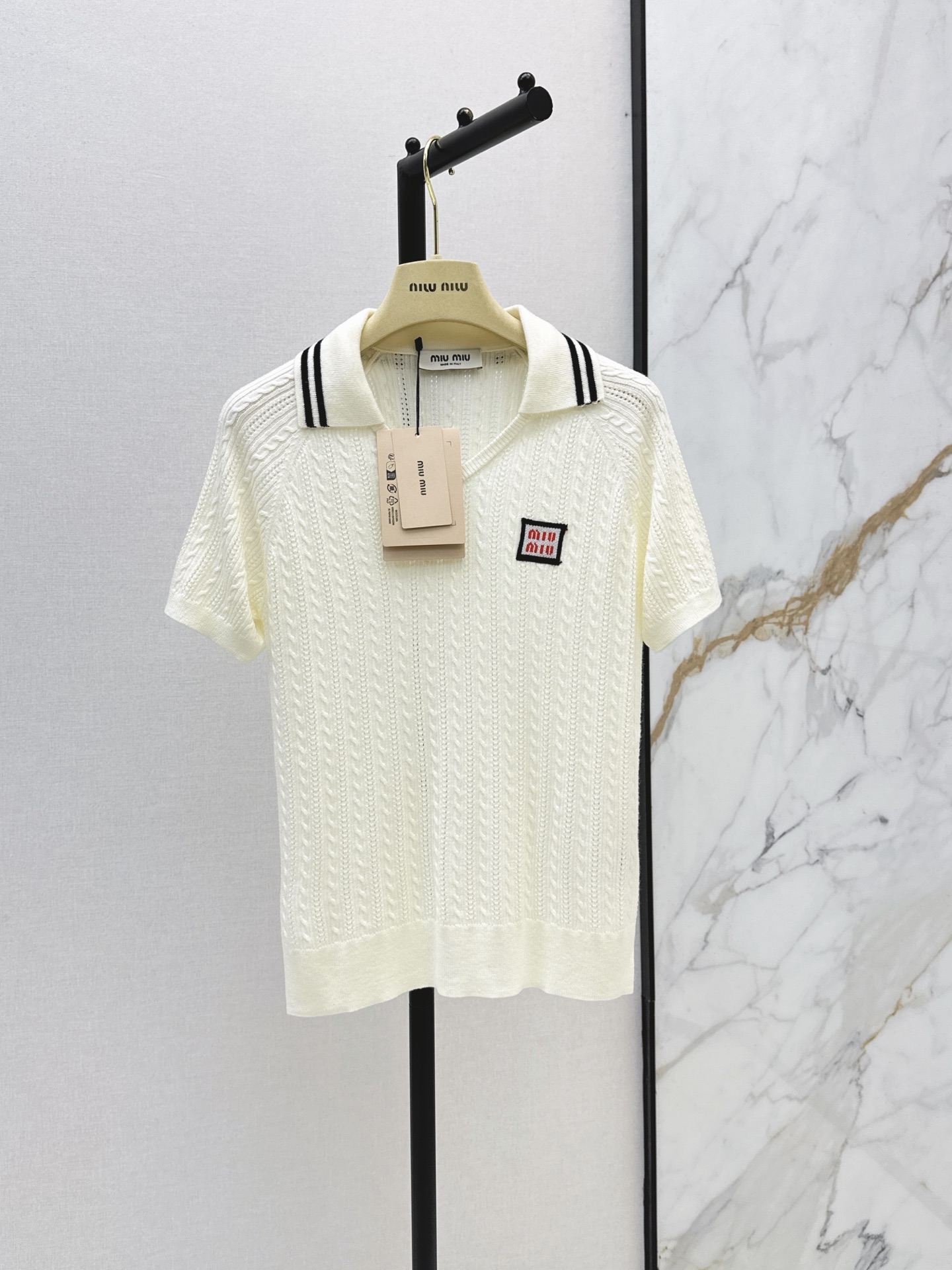 NO:928828,Miu 26Ss——The latest spring and summer white lapel short sleeves are soft and skin-friendly. The light twist texture is super textured. The lapel + V-mouth design is relaxed and elegant. It is versatile to wear alone or layered. The milky white tone is gentle and noble. It is easy to get retro college style ~ can be worn for daily commuting and dating. It is full of girly feeling without losing the sense of high-end. One color sml,, miumiu, T-shirt,19860909Miu 26Ss———春夏最新款白色翻领短袖软糯亲肤 浅麻花纹理超有质感 翻领+V口设计 松弛又显气质 单穿或叠穿都很百搭 奶白色调温柔显贵 轻松get复古学院风～日常通勤约会都能穿 少女感满满又不失高级感 一色sml,,miumiu,T-shirt,,Women's clothing