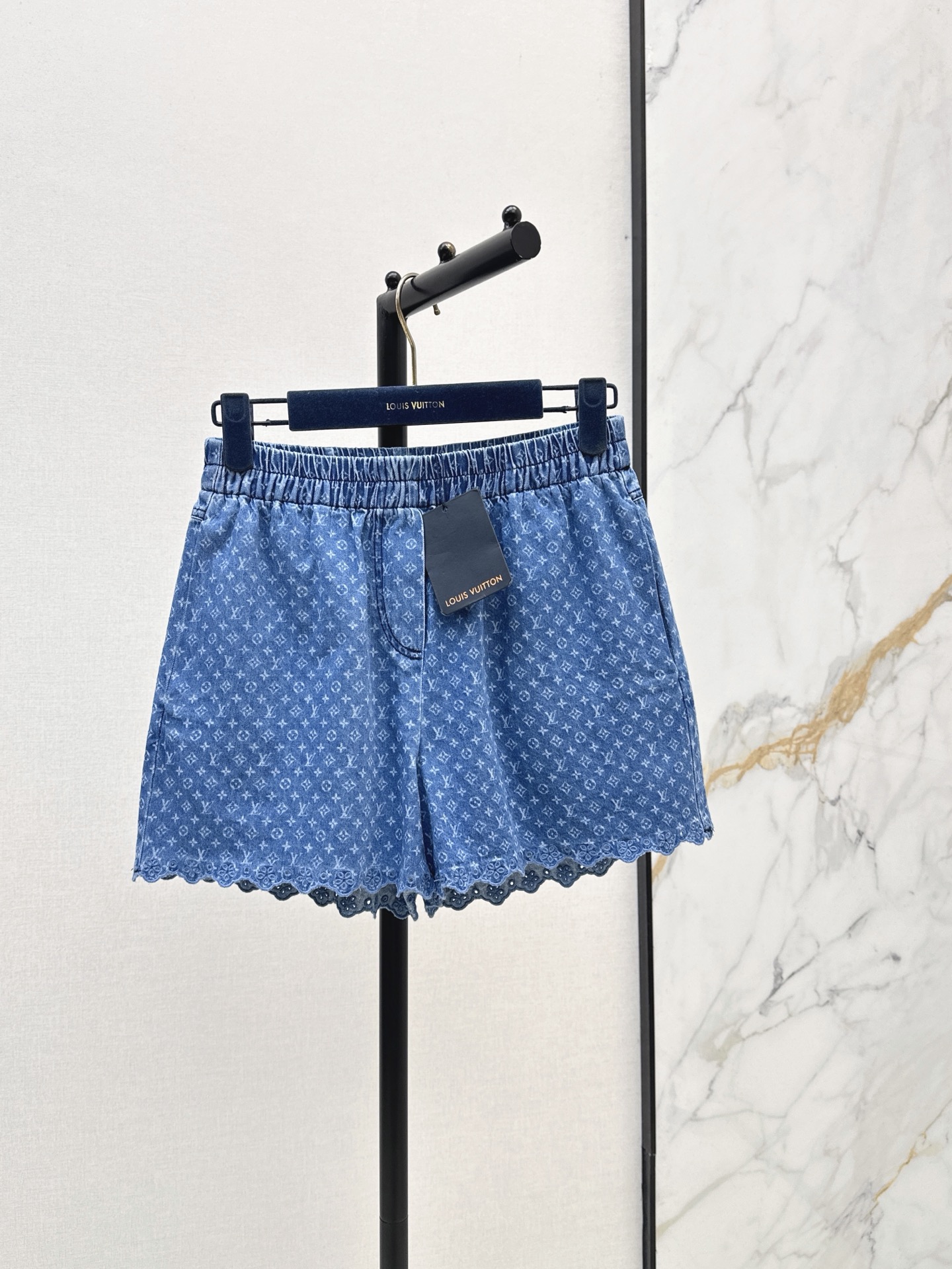 NO:928818,L Family 26Ss————The latest retro MONOGRAM laser denim shorts for spring and summer, positioning embroidery, small lace design, age-reducing girlish style, classic, fashionable and high-end, retro washed blue denim denim fabric, classic and versatile, not picky and slimming, highly recommended casual temperament items, one color sml,, louis vuitton, shorts,19860909L家 26Ss————春夏最新款复古MONOGRAM激光牛仔短裤定位刺绣小花边设计减龄少女风 经典时髦又高级 复古洗水蓝丹宁牛仔面料 经典百搭不挑人上身巨显瘦 强烈推荐休闲气质单品 一色sml,,louis vuitton,shorts,,Women's clothing