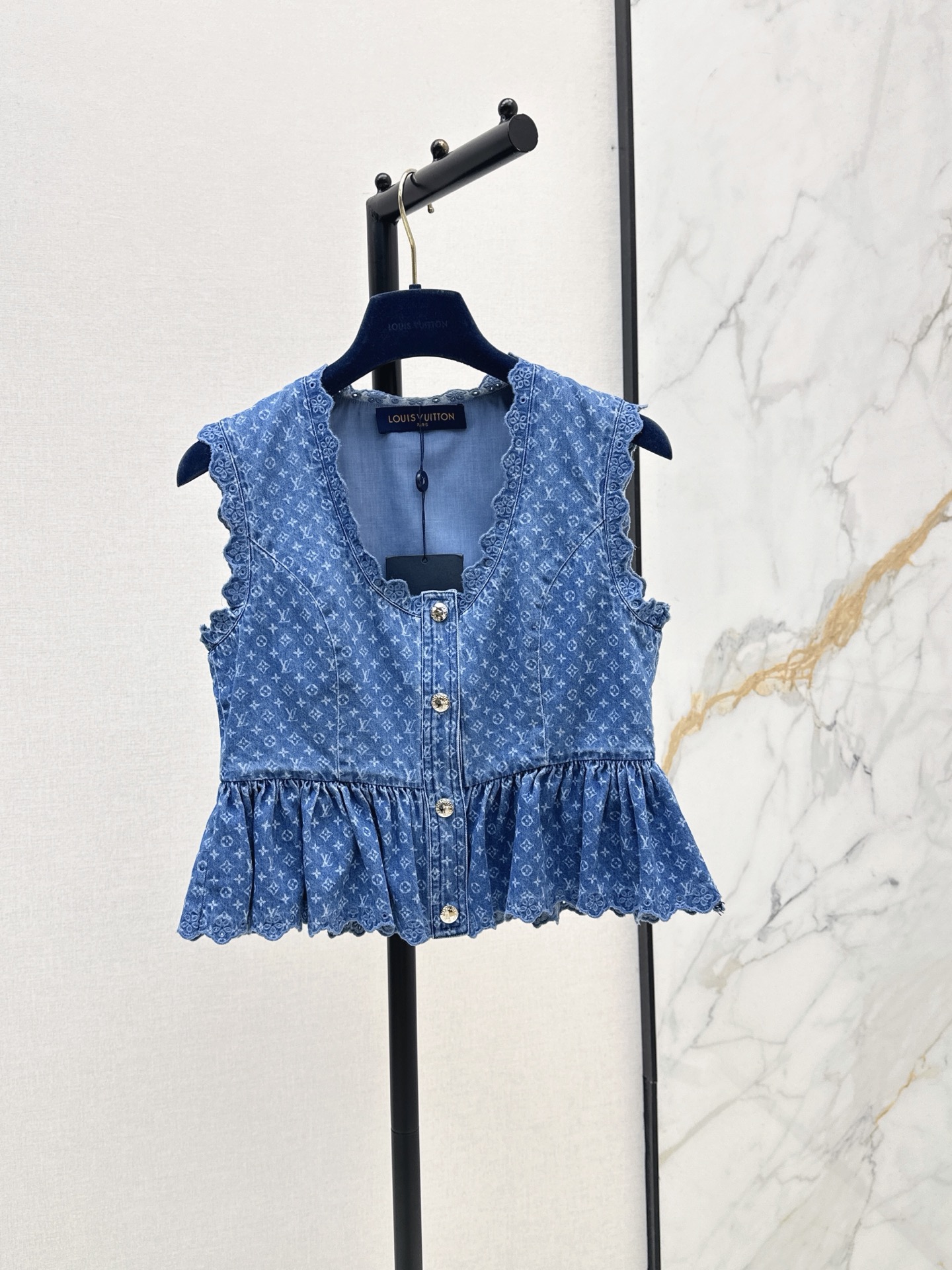 NO:928798,L Family 26Ss————The latest retro MONOGRAM laser denim sleeveless top for spring and summer, positioning embroidery, small lace design, age-reducing girlish style, classic, fashionable and high-end, retro washed blue denim denim fabric, classic and versatile, not picky and slimming, highly recommended casual temperament items, one color sml,, louis vuitton,19860909L家 26Ss————春夏最新款复古MONOGRAM激光牛仔无袖上衣定位刺绣小花边设计减龄少女风 经典时髦又高级 复古洗水蓝丹宁牛仔面料 经典百搭不挑人上身巨显瘦 强烈推荐休闲气质单品 一色sml,,louis vuitton,,Women's clothing