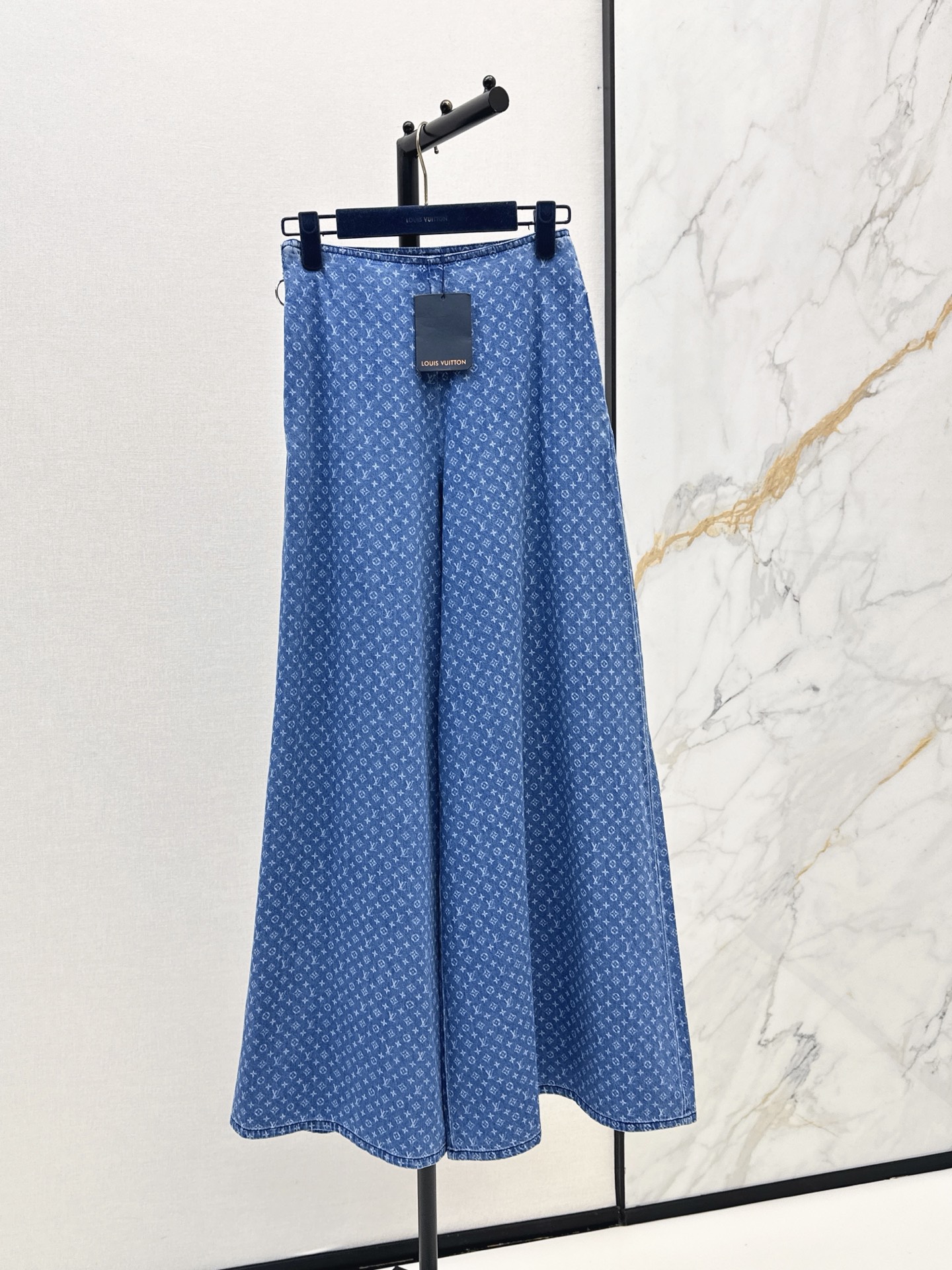 NO:928787,Ljia 26Ss——Latest spring and summer MONOGRAM laser denim large wide-leg culottes design trousers are classic, fashionable and advanced!  Vintage washed blue denim fabric. Classic mid-high waist design, versatile and slimming. Highly recommended casual items. Customized hardware accessories. One color sml, louis vuitton, skirts,19860909L家 26Ss————春夏最新款MONOGRAM激光牛仔大阔腿裤裙设计长裤经典时髦又高级！复古洗水蓝丹宁牛仔面料 经典中高腰设计百搭不挑人上身巨显瘦 强烈推荐休闲气质单品 定制五金配件 一色sml,,louis vuitton,skirts,,Women's clothing