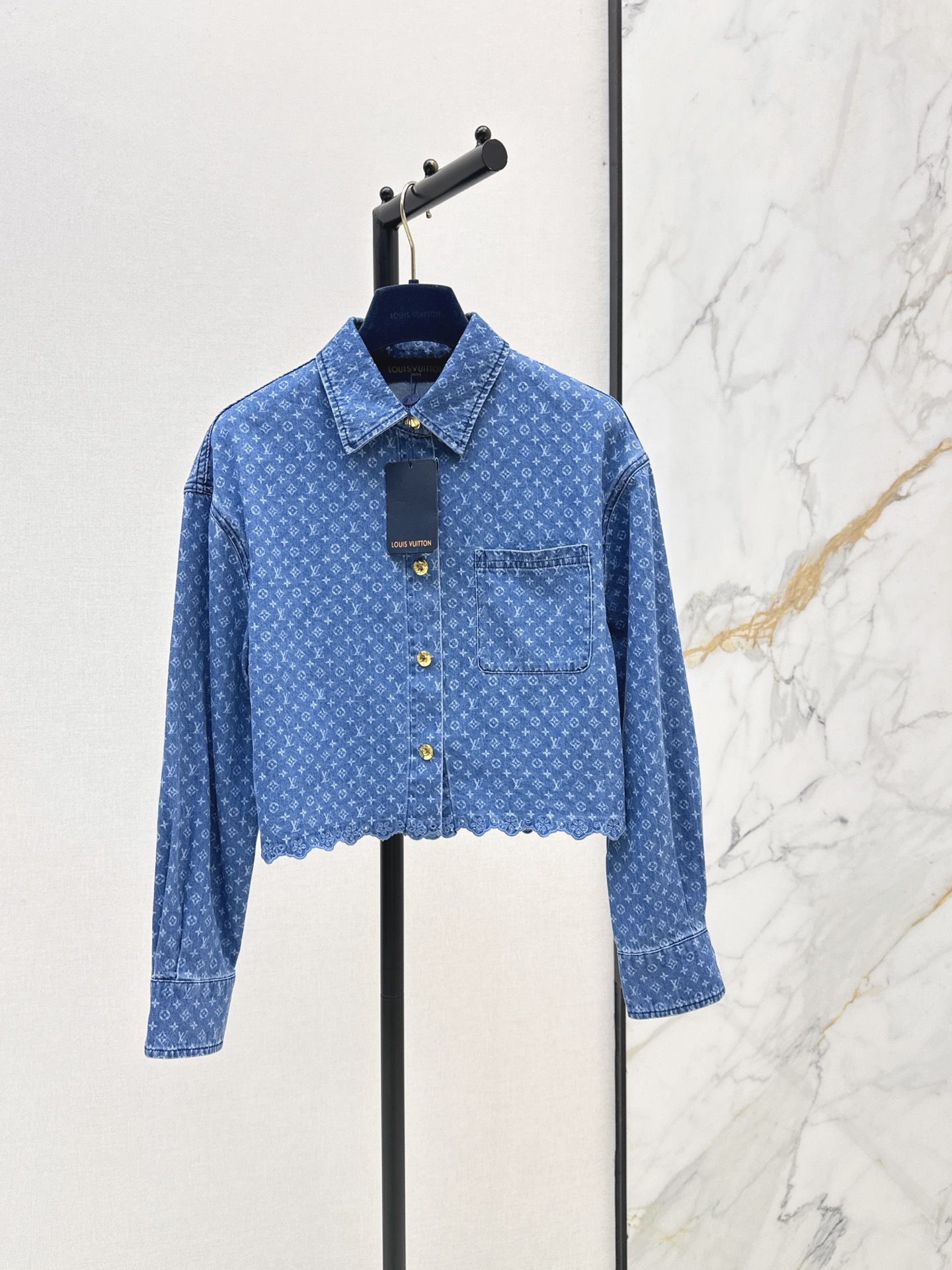 NO:928766,L Family 26Ss————The latest spring and summer 1854 retro MONOGRAM laser denim short shirt with positioning embroidery and small lace design for age-reducing girlish style. Can be worn as a jacket. Classic, fashionable and advanced. Customized metal buckle, retro washed blue denim denim fabric. Classic short version, versatile, not flattering, super slimming. One color sml,, louis vuitton, jackets & coats, shirts,19860909L家 26Ss————春夏最新款1854复古MONOGRAM激光牛仔短款衬衫定位刺绣小花边设计减龄少女风 可当外套穿 经典时髦又高级 定制金属扣复古洗水蓝丹宁牛仔面料 经典小短款版型百搭不挑人上身巨显瘦 一色sml,,louis vuitton,jackets & coats,shirts,,Women's clothing
