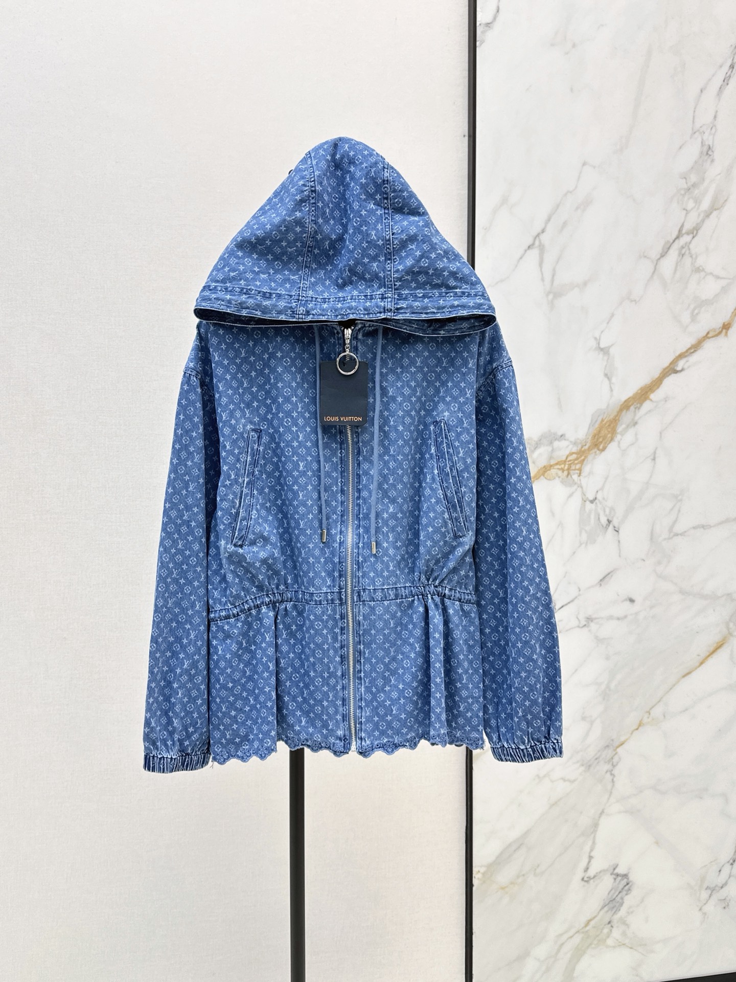 NO:928757,L Family 26Ss————The latest spring and summer 1854 retro MONOGRAM laser denim hooded jacket with positioning embroidery and small lace design for age-reducing girlish style. Classic, fashionable and advanced. Customized metal buckle accessories. Retro washed blue denim denim fabric. Classic loose version, versatile and not picky. The upper body is very slim. One color sml,, louis vuitton, jackets & coats, hats,19860909L家 26Ss—————春夏最新款1854复古MONOGRAM激光牛仔连帽外套定位刺绣小花边设计减龄少女风 经典时髦又高级 定制金属扣配件 复古洗水蓝丹宁牛仔面料 经典宽松版型百搭不挑人上身巨显瘦 一色sml,,louis vuitton,jackets & coats,hats,,Women's clothing