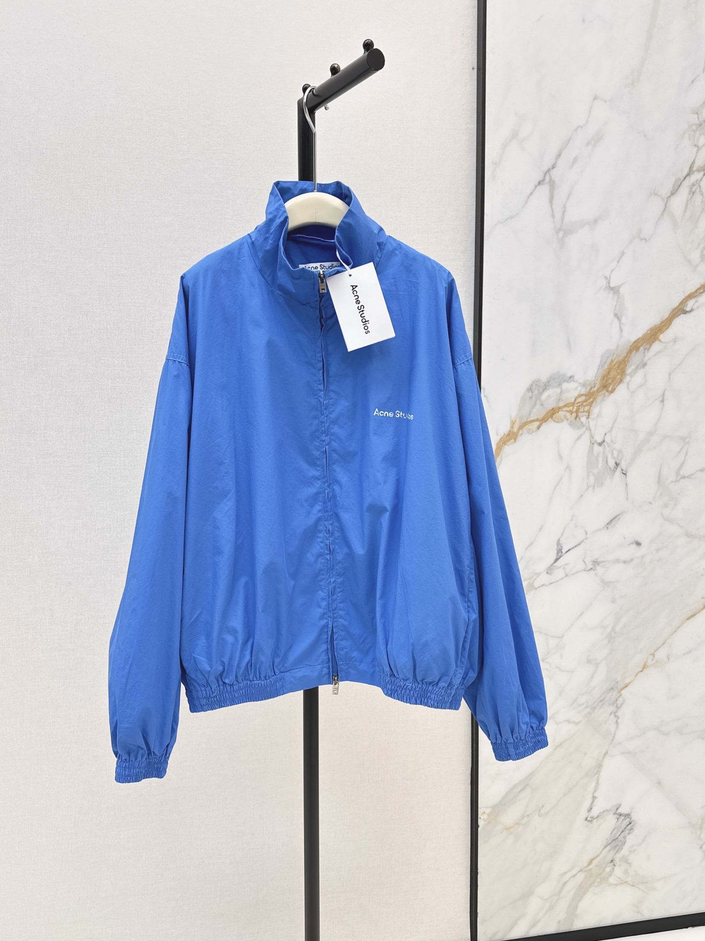 NO:928825,Same style for men and women. Acn～E 26Ss————The latest loose stand-collar jacket in early autumn. A must-have for fashionable looks. The most photographed item. It goes well with and makes a great photo. The classic logo is embroidered on the chest. The version is silhouette tailoring. It is loose and hides the flesh. The same style for men and women. One color sml,,jackets & coats,19860909男女同款 Acn～E 26Ss————早秋最新款宽松立领外套 时髦造型必备款 出镜率最高的单品 好搭配又出片 胸前刺绣经典logo 版型是廓形感剪裁 宽松藏肉 男女同款 一色sml,,jackets & coats,,Women's clothing