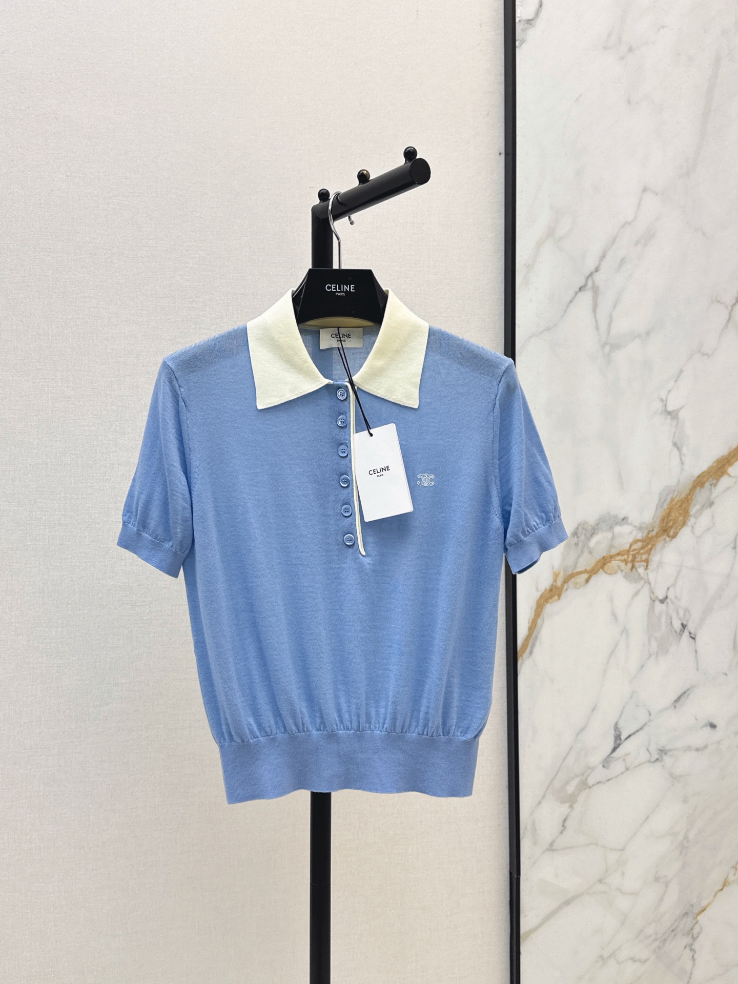 NO:928815,Ce 26Ss————The latest sea salt blue silk cashmere Polo shirt in early autumn. The sea salt blue color scheme is refreshing, nice and white. Heavyweight ultra-fine count mulberry silk and silk blended yarn. Imported machine to create light and delicate texture. Soft and smooth feel. Classic Polo shirt version. Eye-catching milky white contrast collar design highlights the vitality tone. One color sml,,real silk,19860909Ce 26Ss————早秋最新款海盐蓝真丝羊绒Polo衫海盐蓝配色自带清爽又乖又显白 重磅超细支桑蚕丝和真丝混纺纱线 进口机打造轻薄细腻织面 手感软糯细滑 经典Polo衫版型 吸睛奶白撞色的领子设计点明活力基调 一色sml,,real silk,,Women's clothing