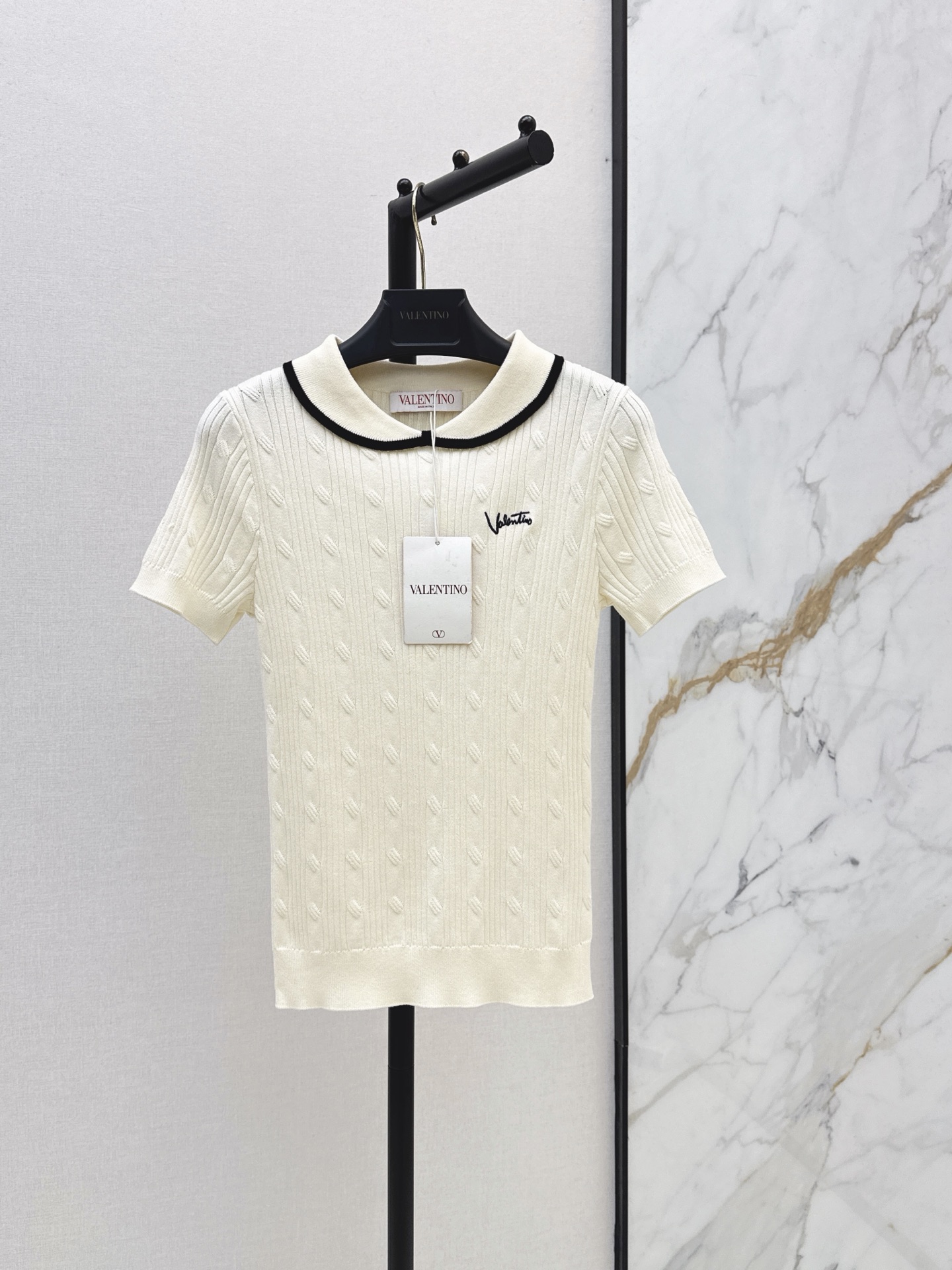 NO:928805,VLTN 26Ss————The latest white knitted short-sleeved style in early autumn adopts fine knitted texture. Breathable and comfortable. Very suitable for spring and summer. Small lapel + black trim. Simple and exquisite. The brand embroidery on the chest is very recognizable. The short design modifies the figure. Pair with high-waisted pants or skirts. Easily get an intellectual and elegant style ~ the fabric is soft and close-fitting and can be worn for daily commuting. One-color sml, skirts, T-shirt,19860909VLTN 26Ss————早秋最新款白色针织短袖采用细腻针织纹理 透气又舒适 春夏穿超合适 小翻领+黑色边饰 简约精致 胸前品牌刺绣超有辨识度 短款设计修饰身形 搭配高腰裤或半裙 轻松get知性优雅风～面料柔软贴身通勤日常都能穿 一色sml,,skirts,T-shirt,,Women's clothing
