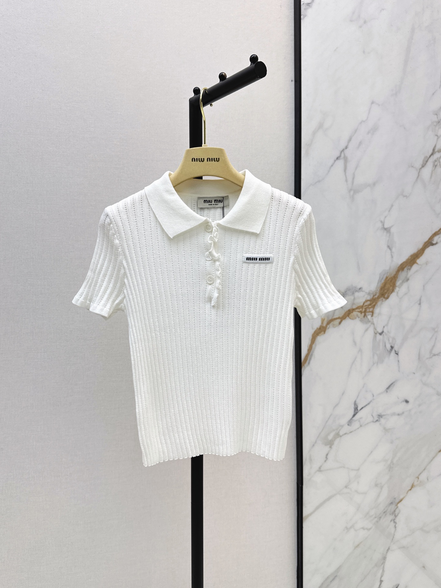 NO:928795,Miu 26Ss, the latest style for younger girls in early autumn. The latest Polo collar striped knitted top. The short version makes the upper body slimmer. Simple but not simple. The delicate texture and low-key color highlight the restrained sense of luxury. Two sml,,miumiu,19860909缪系减龄少女风 Miu 26Ss————早秋最新款Polo领条纹针织上衣 小短款版型上身巨显瘦 简约而不简单 细腻的质地与低调的色泽 彰显内敛的高级感 两张sml,,miumiu,,Women's clothing